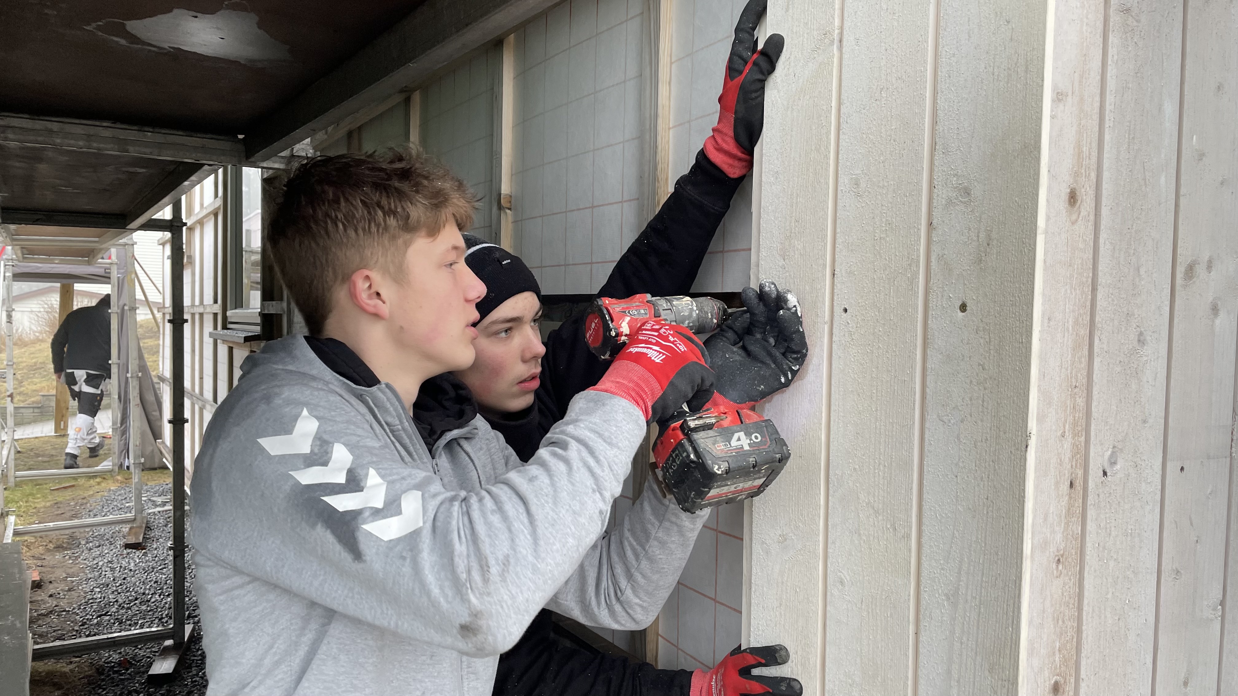 To gutter som bygger en vegg.