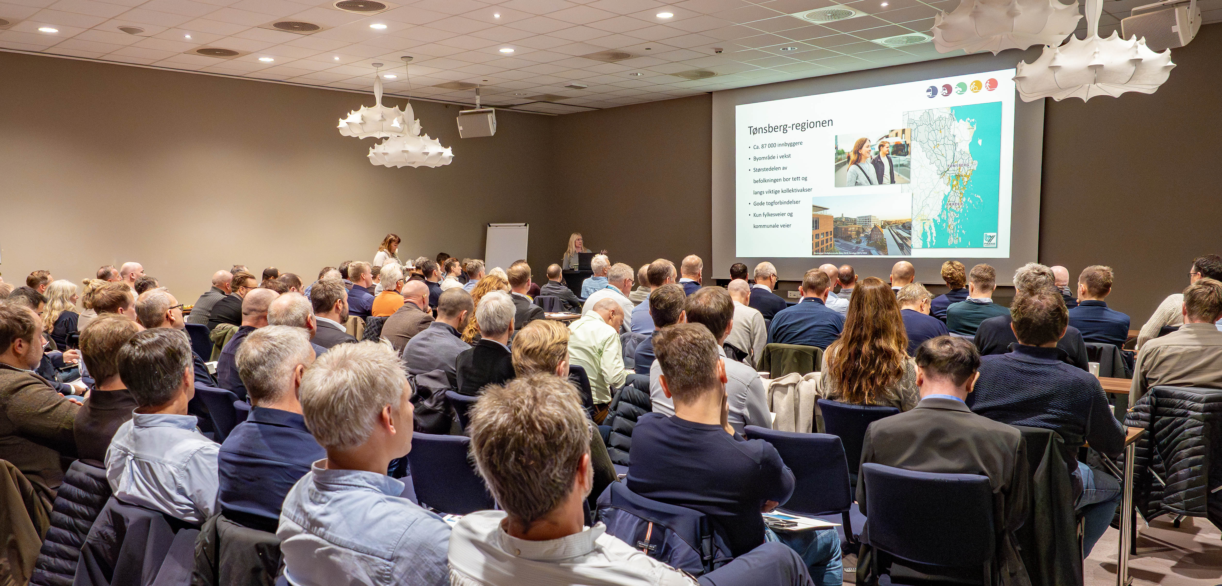 Mange personer i møtesal i Quality Hotel Tønsberg da Ny fastlandsforbindelse til Færder og Bypakke Tønsberg-regionen hadde invitert til markedsdialog