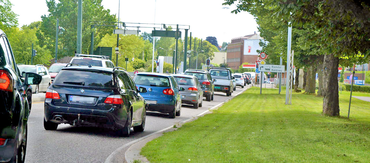 Foto av biler i kø i mot Kanalbrua