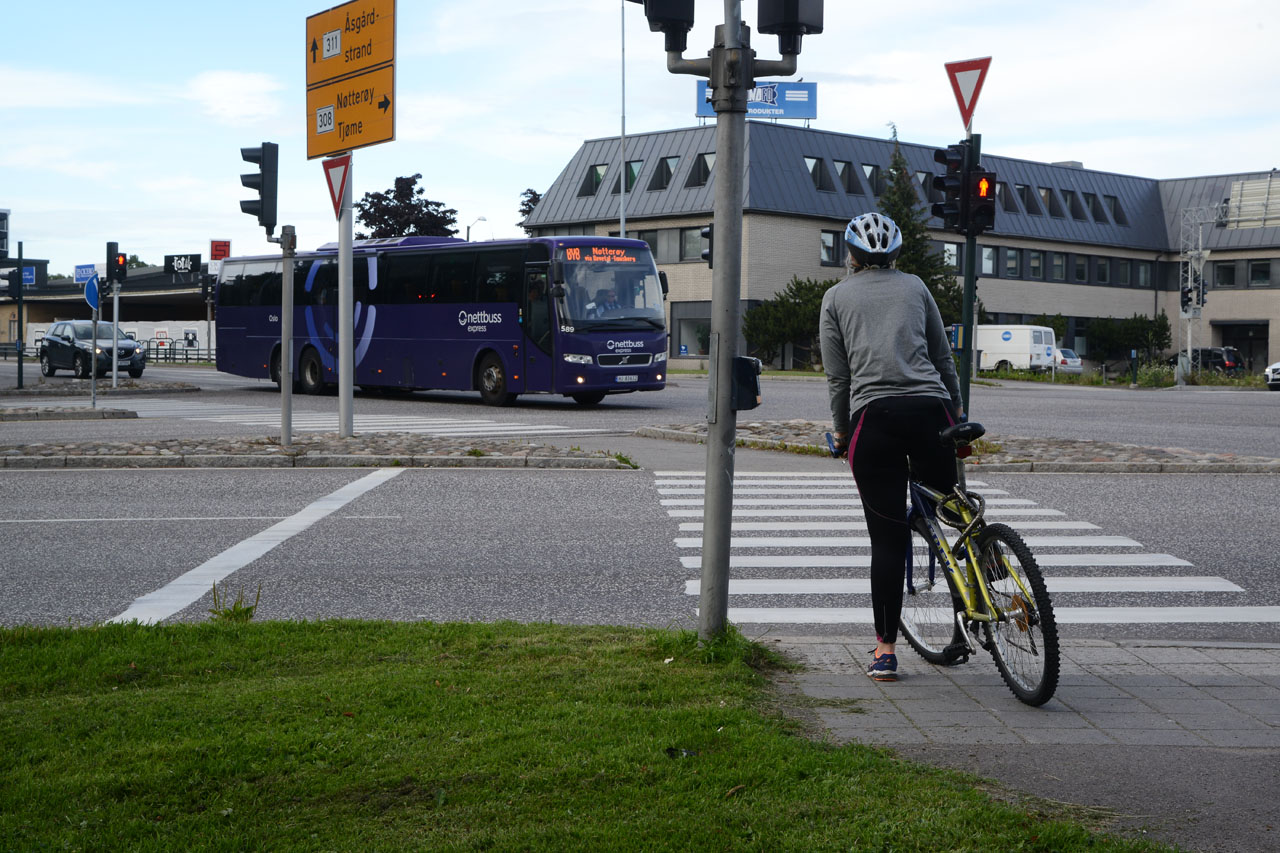 Syklist i Mammutkrysset ved Kanalbrua i Tønsberg