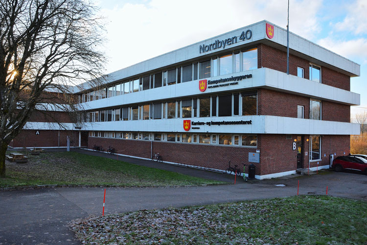 Mursteinsbygg med blå himmel