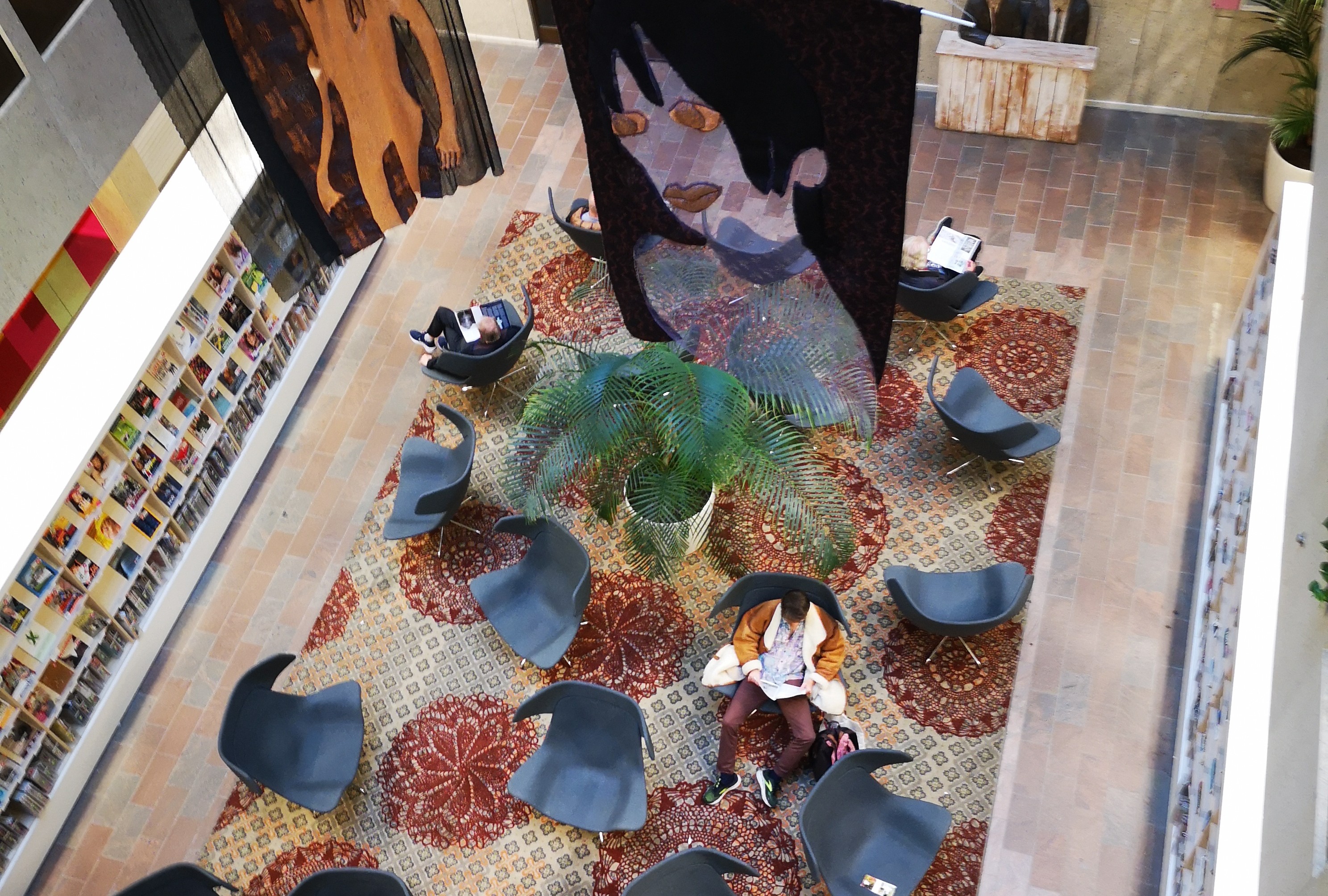 Underetasjen i stadsbiblioteket Gøteborg sett fra oven