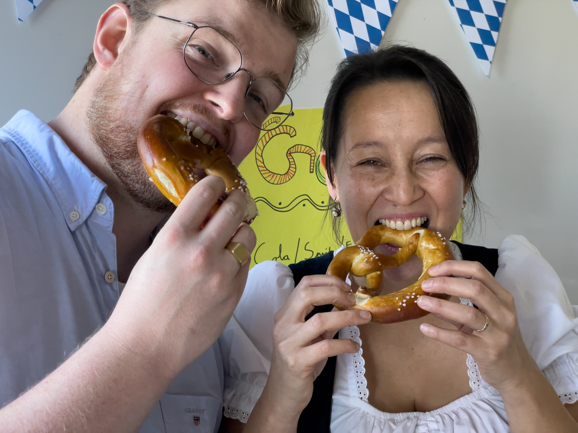 Mann og kvinne biter i hver sin Brezel