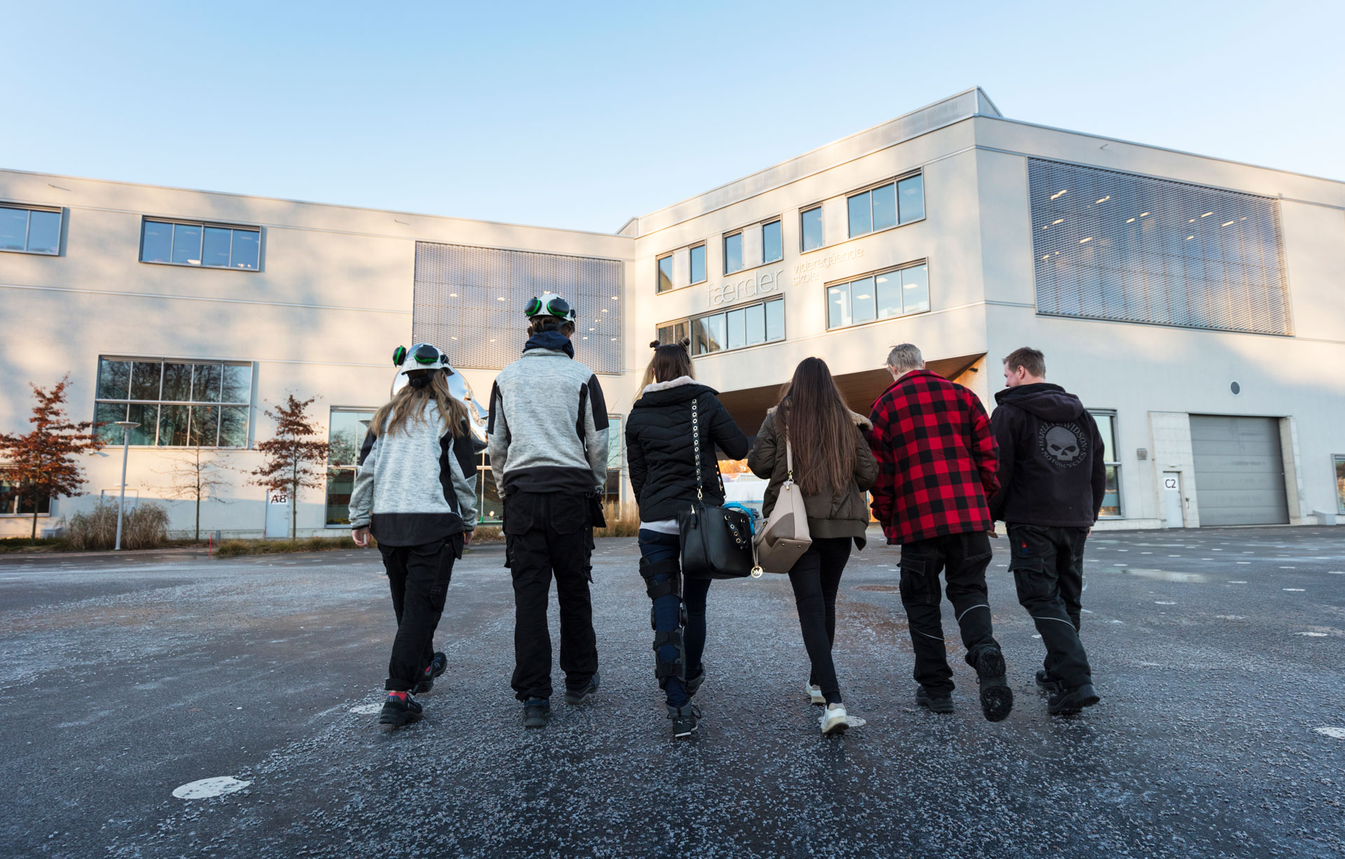 Elever går mot et skolebygg