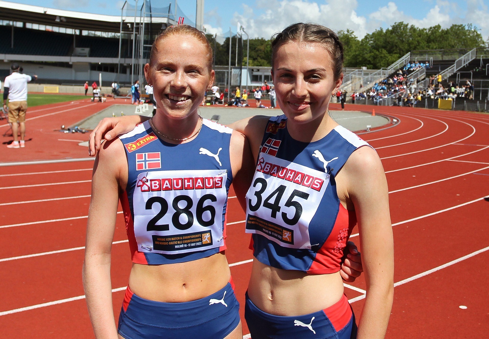 To unge friidrettsutøvere, Ina Halle Haugen til venstre