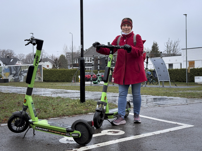 Tania Rippol med en elsparkesykkel