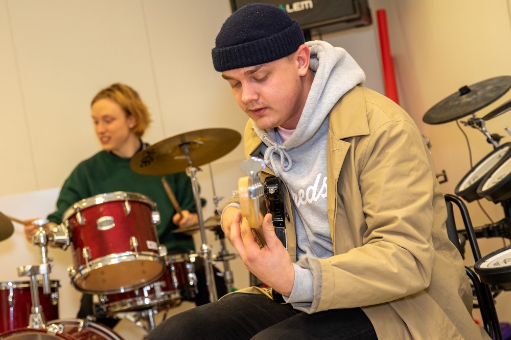 En elev som spiller gitar og en som spiller trommer