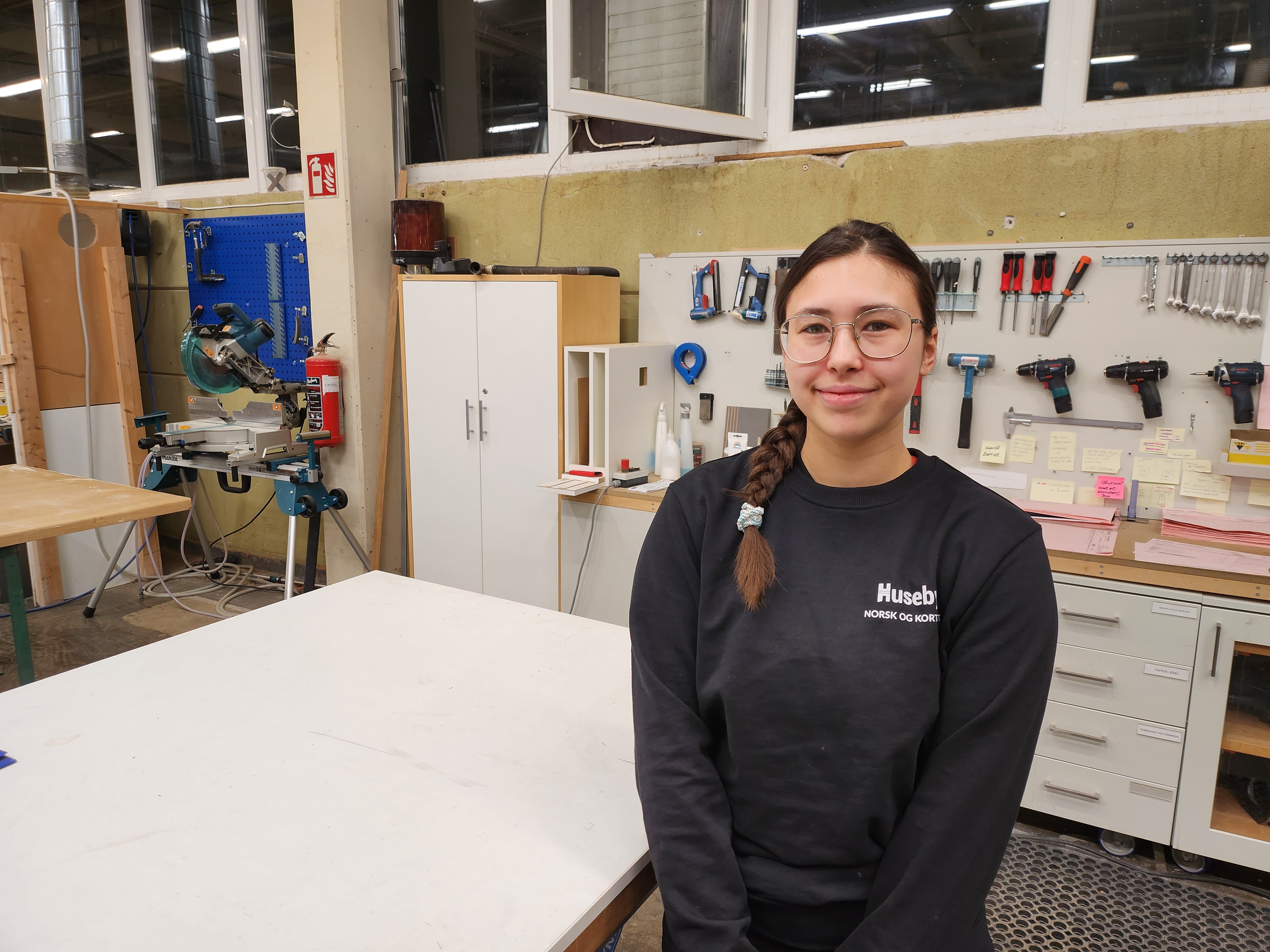 Lærling Tarina i verkstedet.