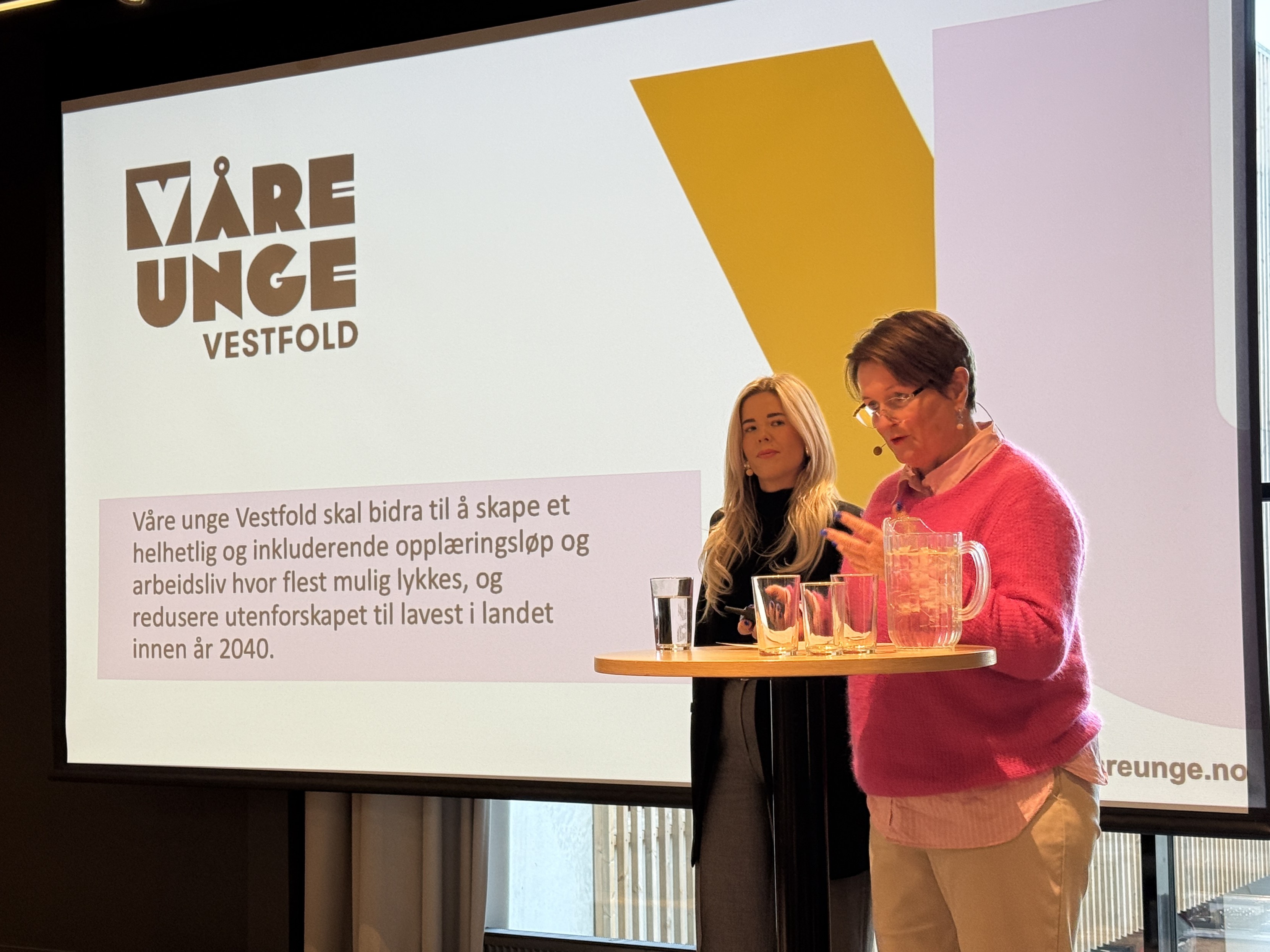 Bilde av ungdomsrepresentanter og ordfører i Tønsberg