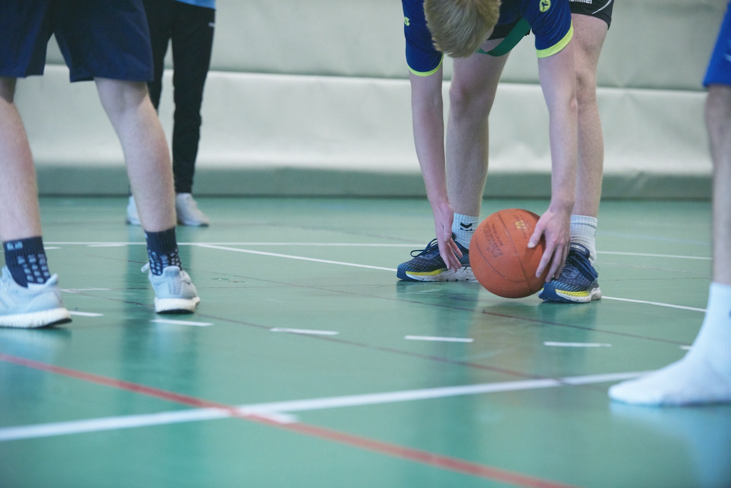 BIlde av elever som spiller basketball