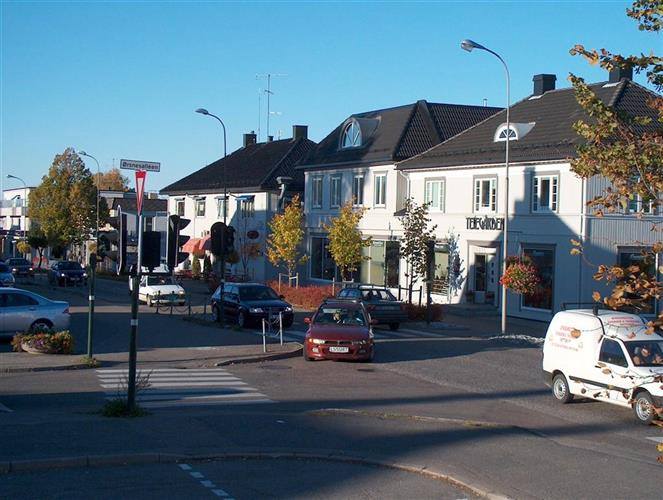 Krysset på Teie Torv med trafikk og biler