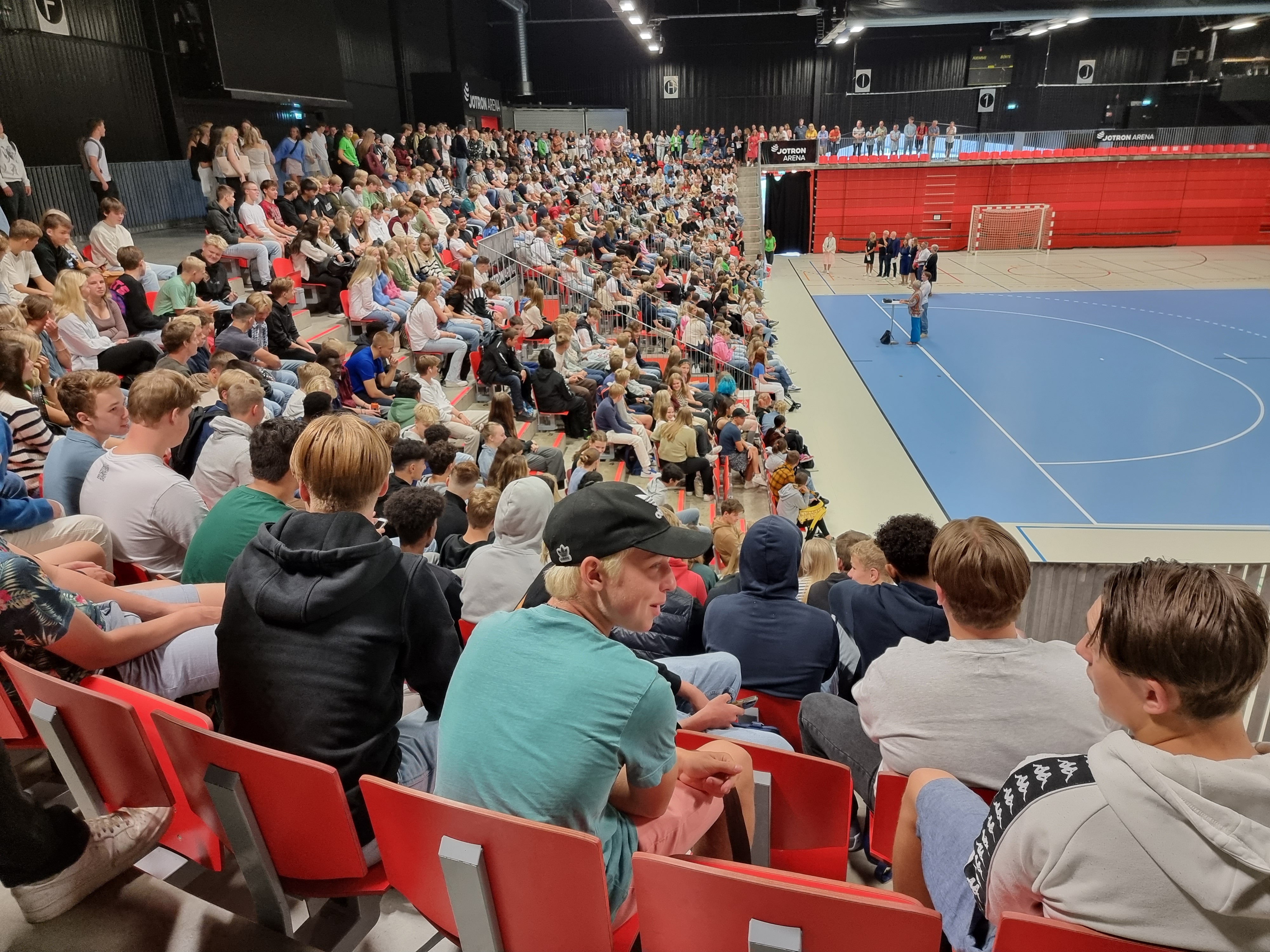 Samling elever i Jotron Arena i forbindelse med skolestart.