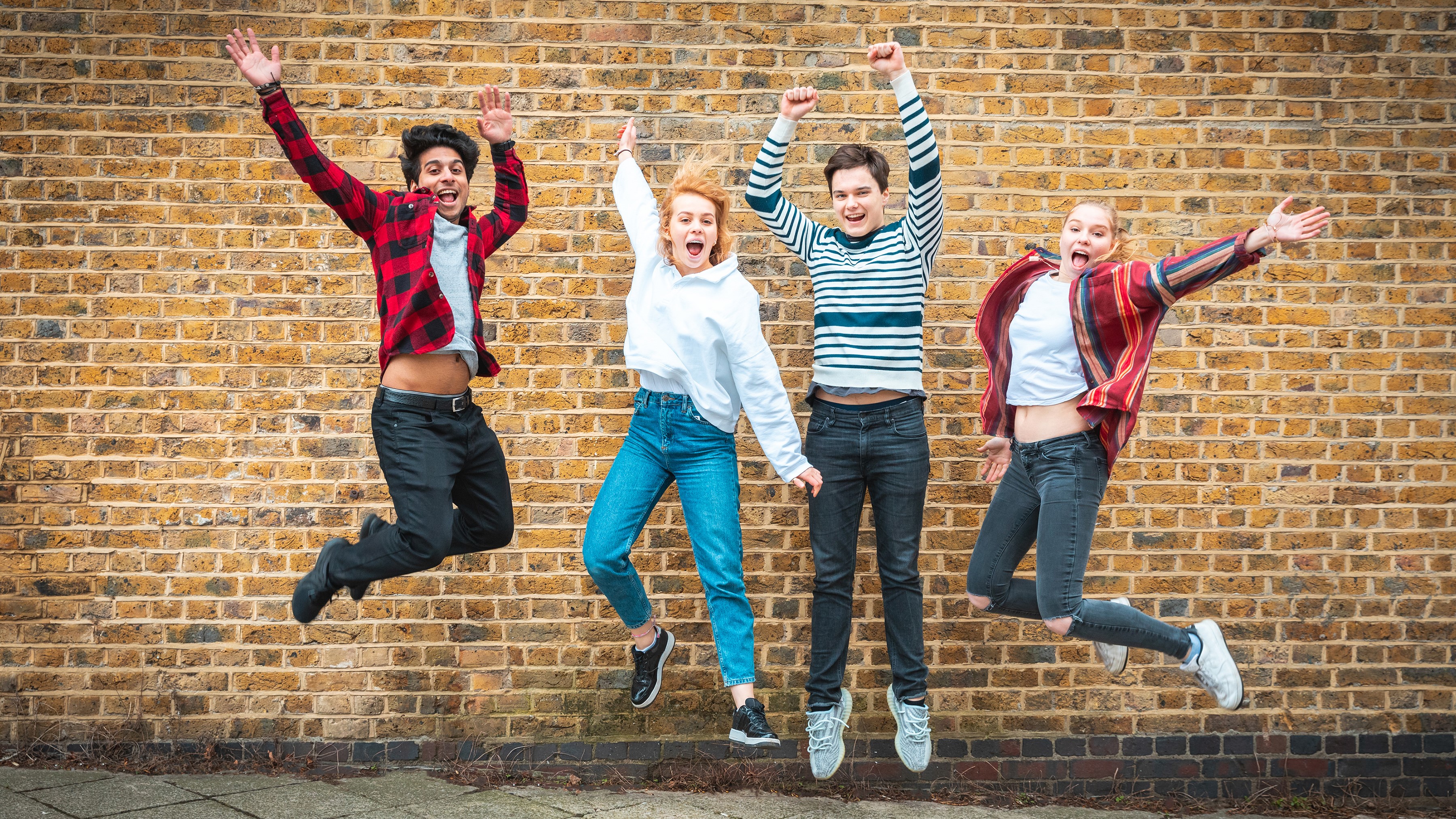 Bilde av smilende ungdom som hopper