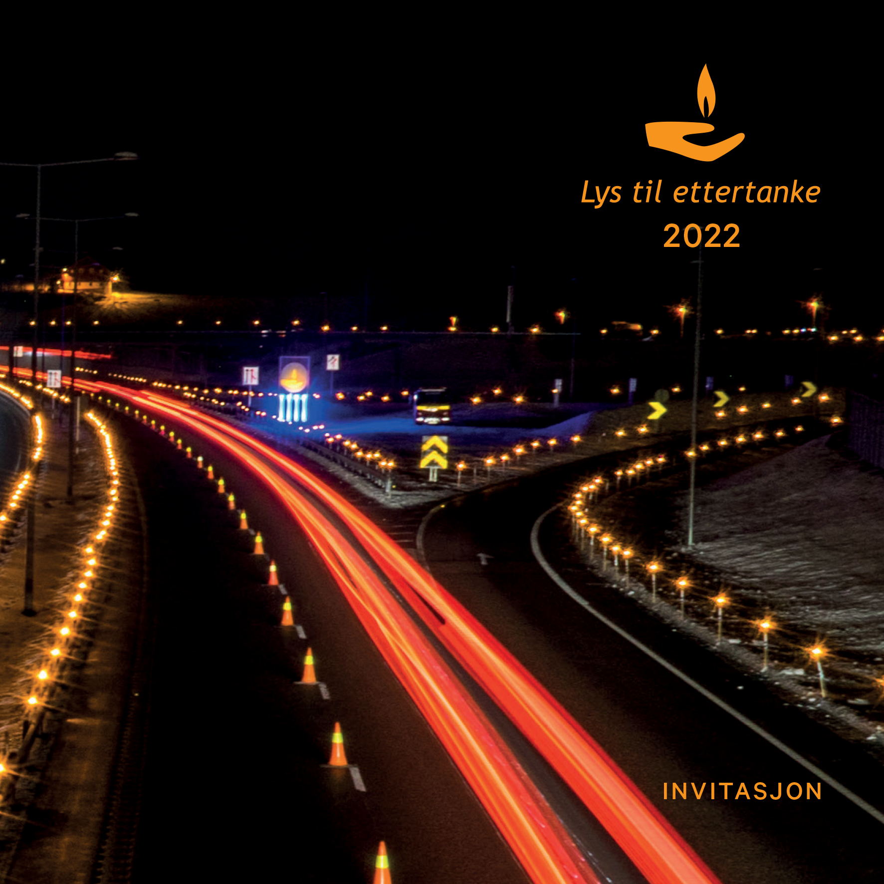 Nattbilde som viser fakler langs E 18 ved Skjee kirke. Langstrakte bremselys gjennom bildet på grunn av lang lukkertid i kameraet.