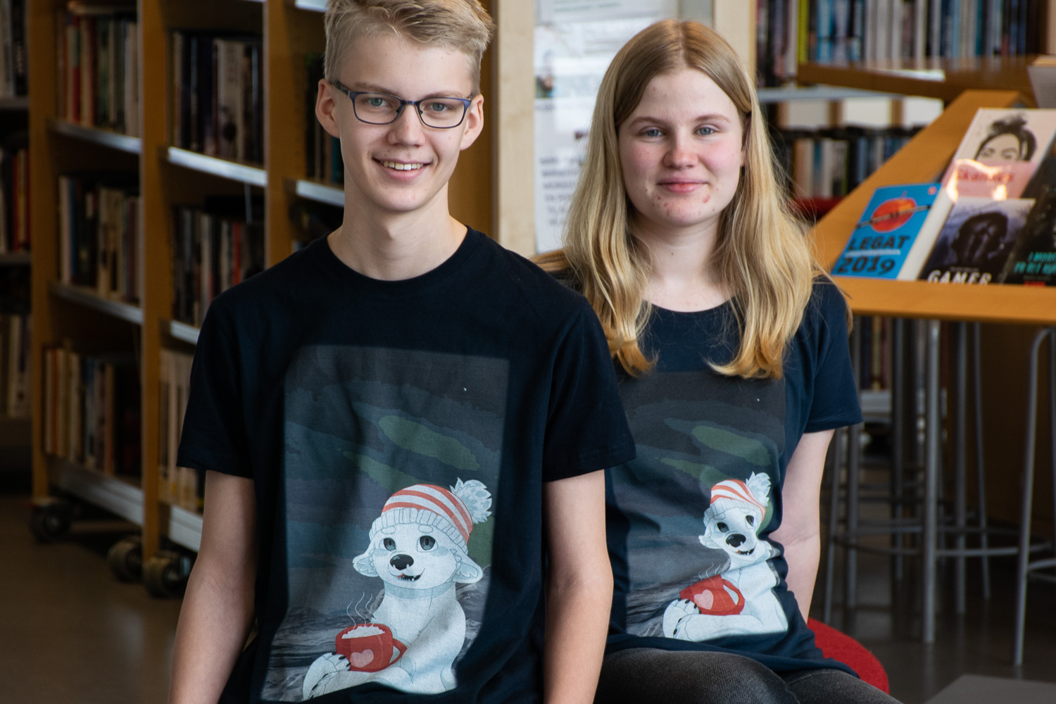 To elever som har egenprodusert trykk på t-skjortene sine