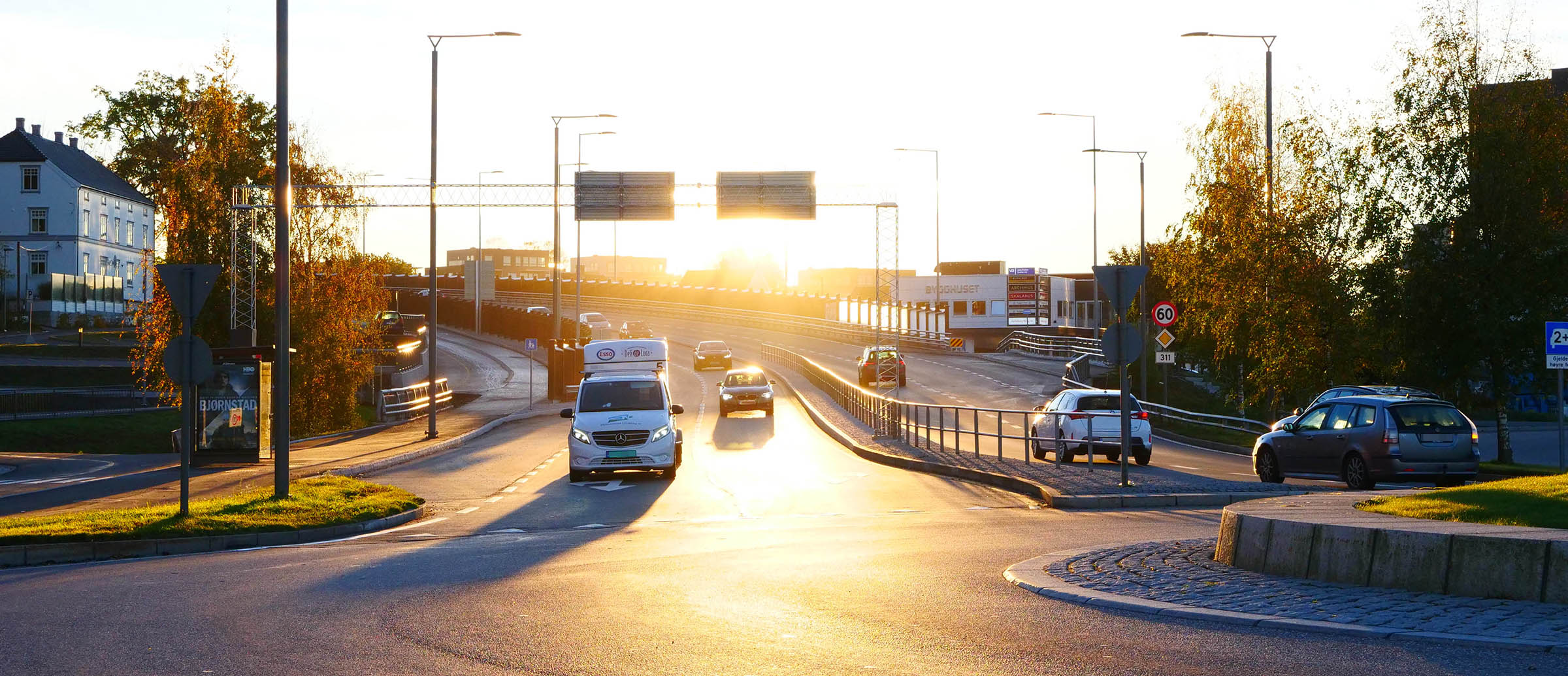 Foto av Presterødbakken i Tønsberg, fylkesvei 311, med biltrafikk i soloppgang