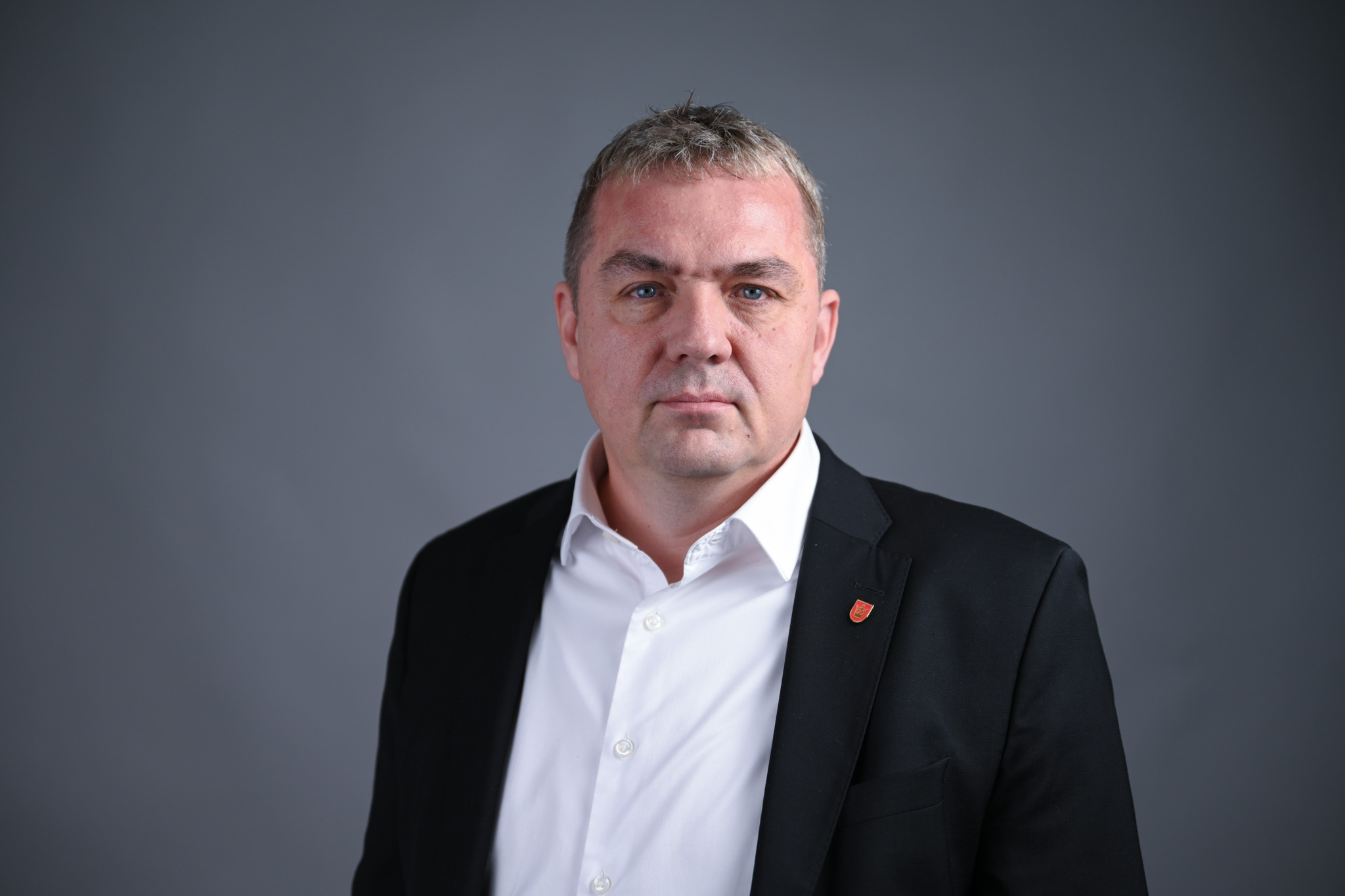 Portrett av mann med grå bakgrunn Foto: Anders Palmer Holmen