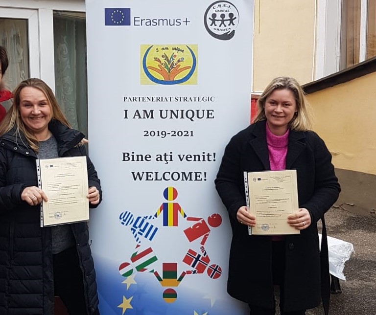 Grete Kongshaug-Grønlund (til venstre) og Hilde Christoffersen Lindstøl på besøk hos samarbeidsskole i Romania i 2020.