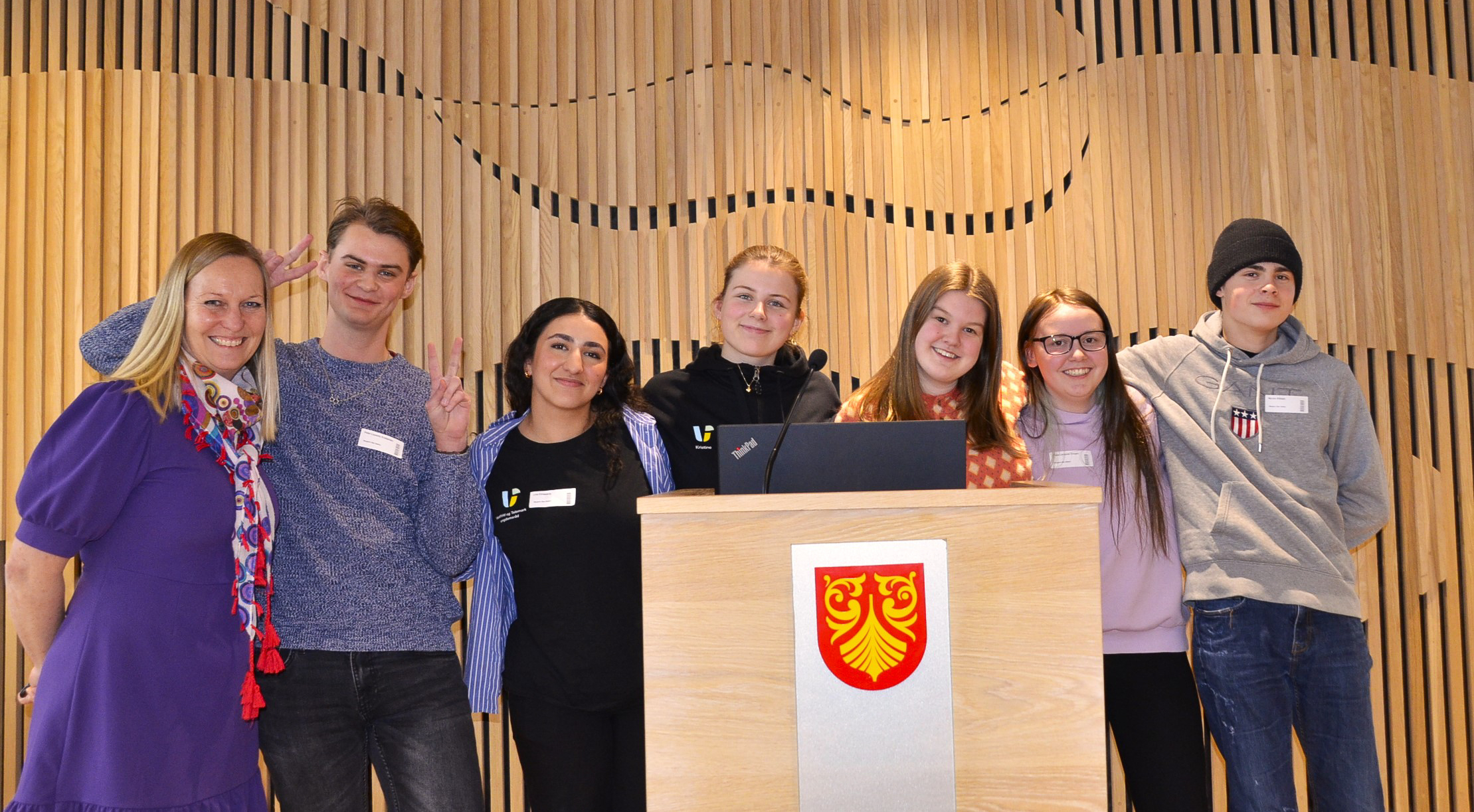 Bilde av hovedutvalgsleder sammen med ungdommer