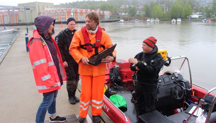 Dykkere i båt på brygge i båthavna i Tønsberg sentrum