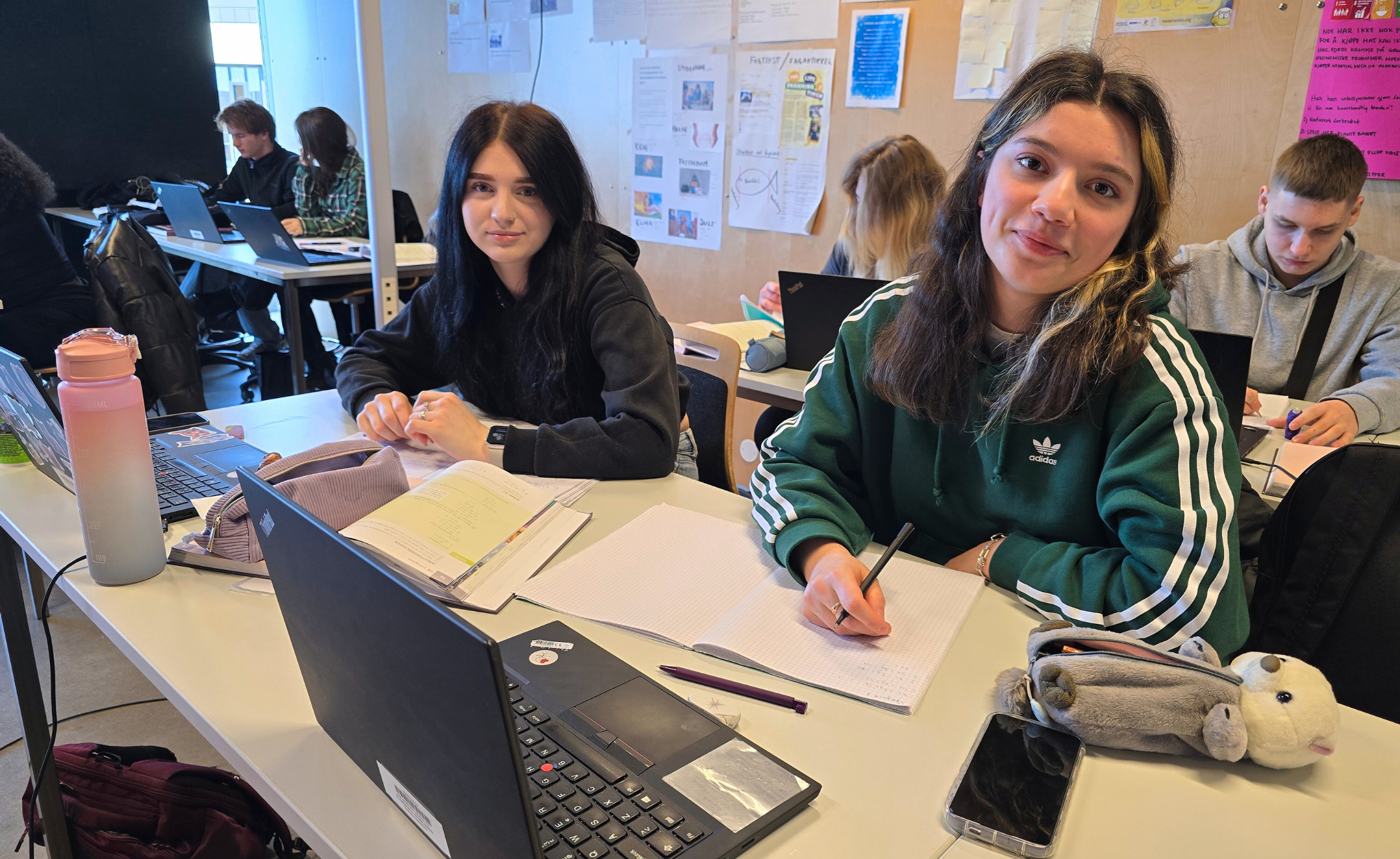 Elever i klasserom som jobber ved pultene.