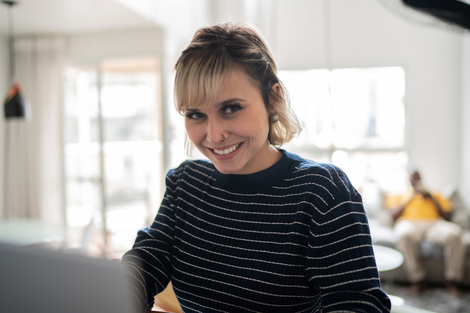 Ung kvinne ser i kameraet