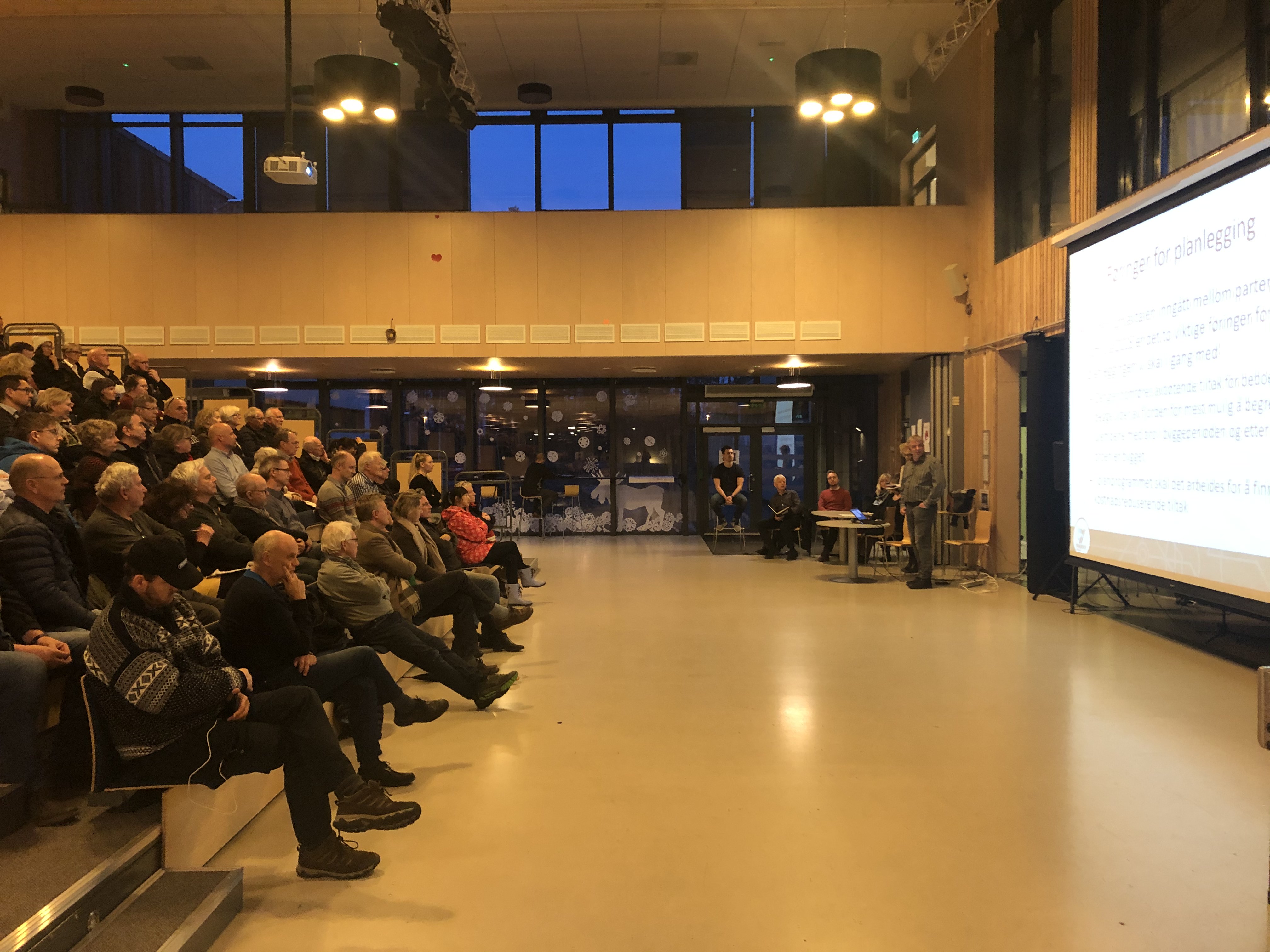 Foto fra informasjonsmøte på Teigar ungdomsskole 10. mars 2020