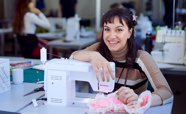 Person som sitter ved en symaskin