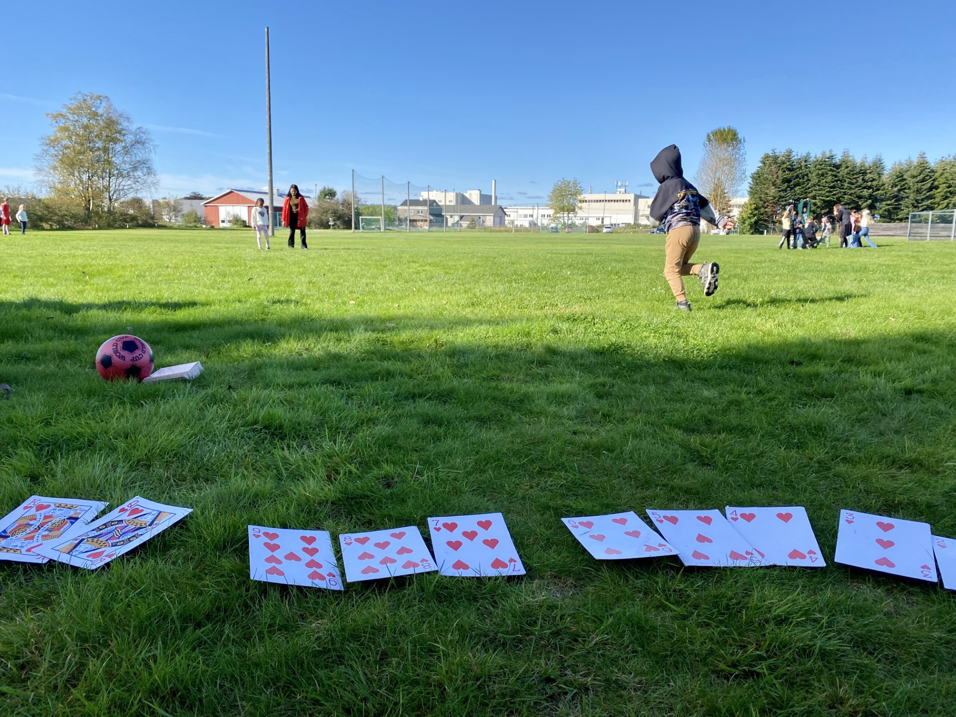 Elever som leker ute og er med på en aktivitet.