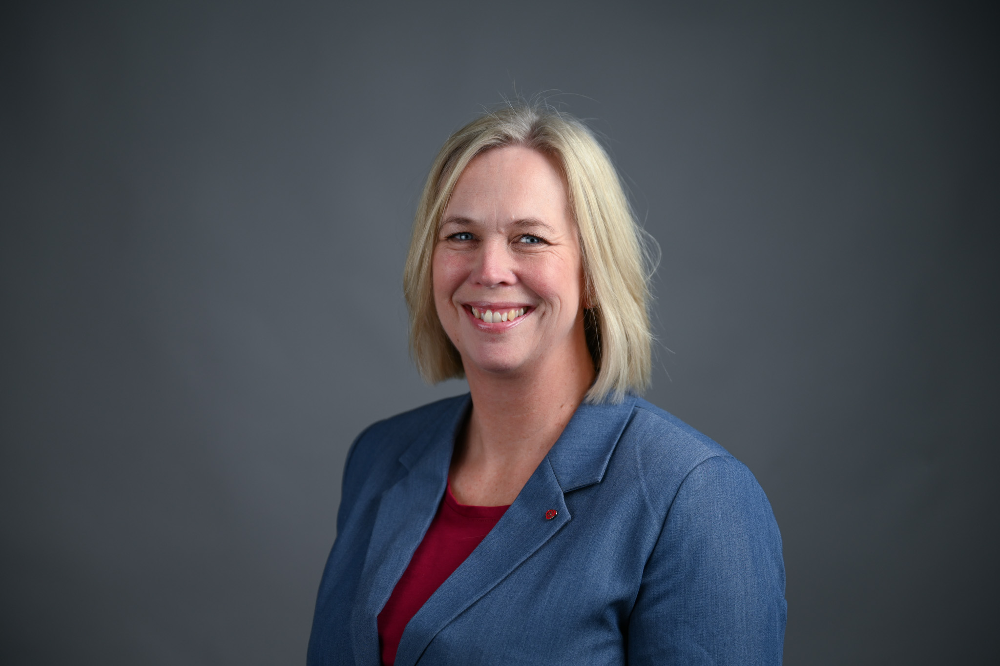 Portrett av dame med grå bakgrunn. Foto: Anders Palmer Holmen