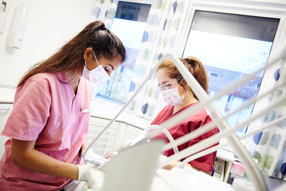 Tannlege og tannpleier ved pasient.