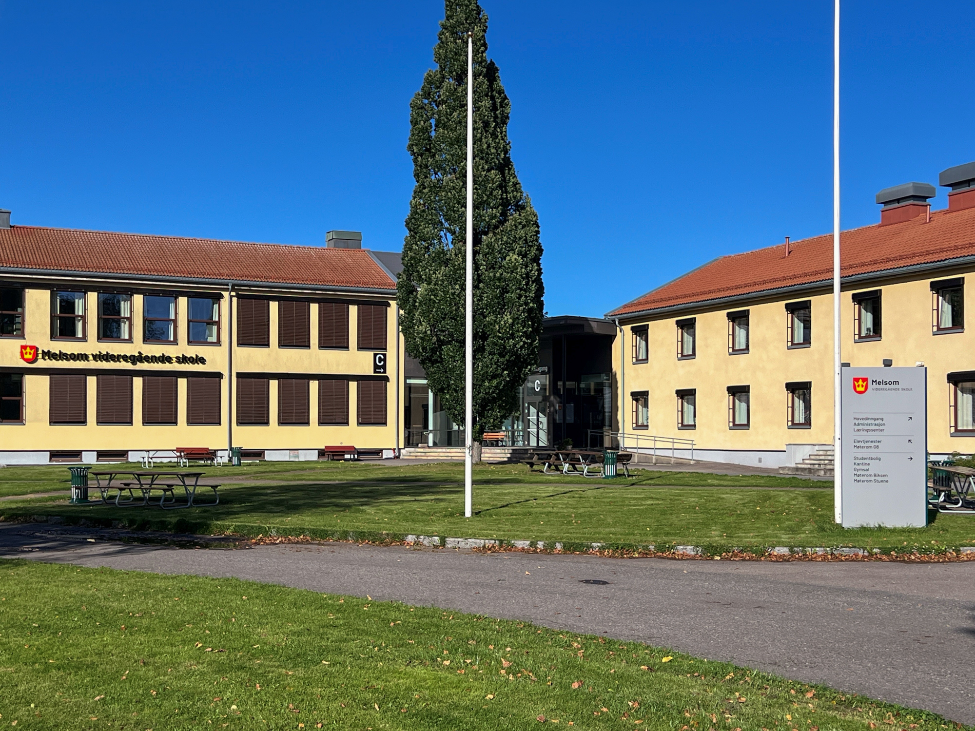 Bilde av skolebygningene