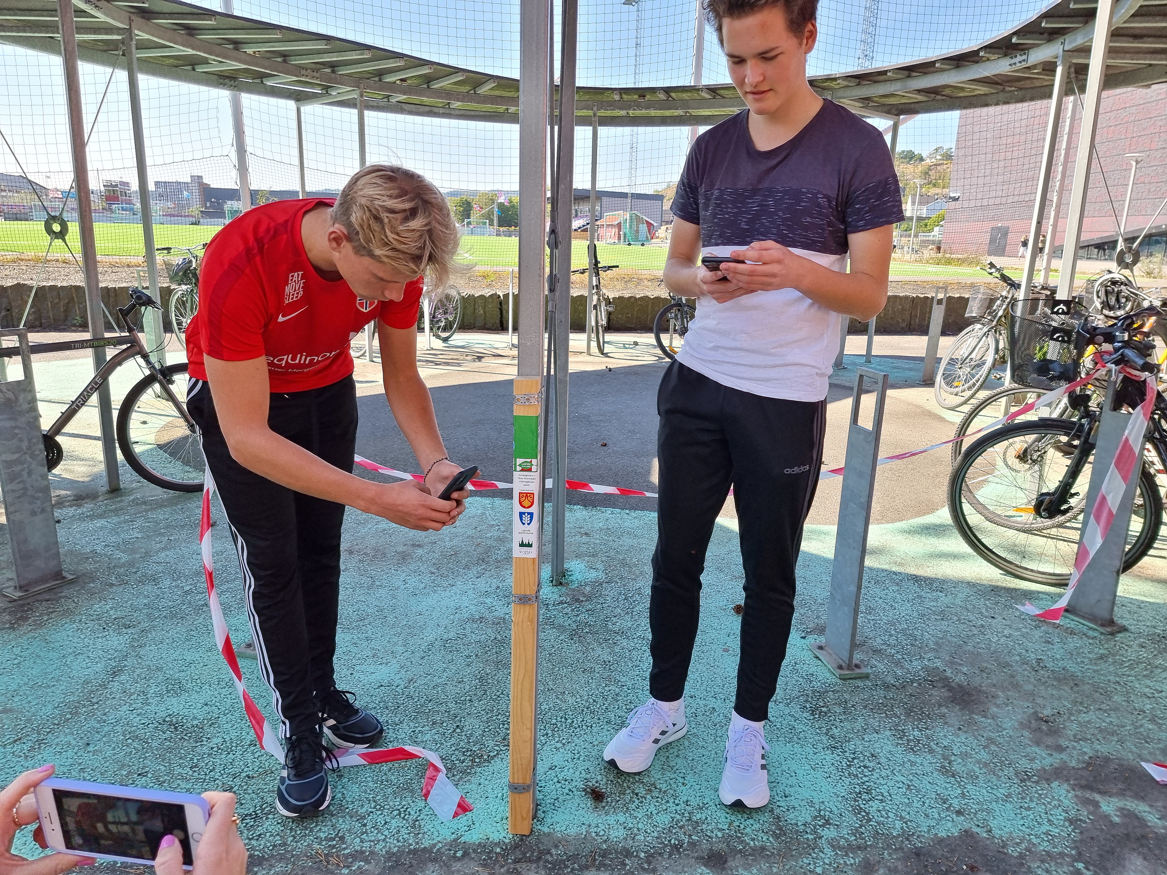 Henrik Dyrø og Krister Norheim registrerer sin første stolpe i «I Thor Heyerdahl fotefar». Foto: Ellen Marie Skjefstad