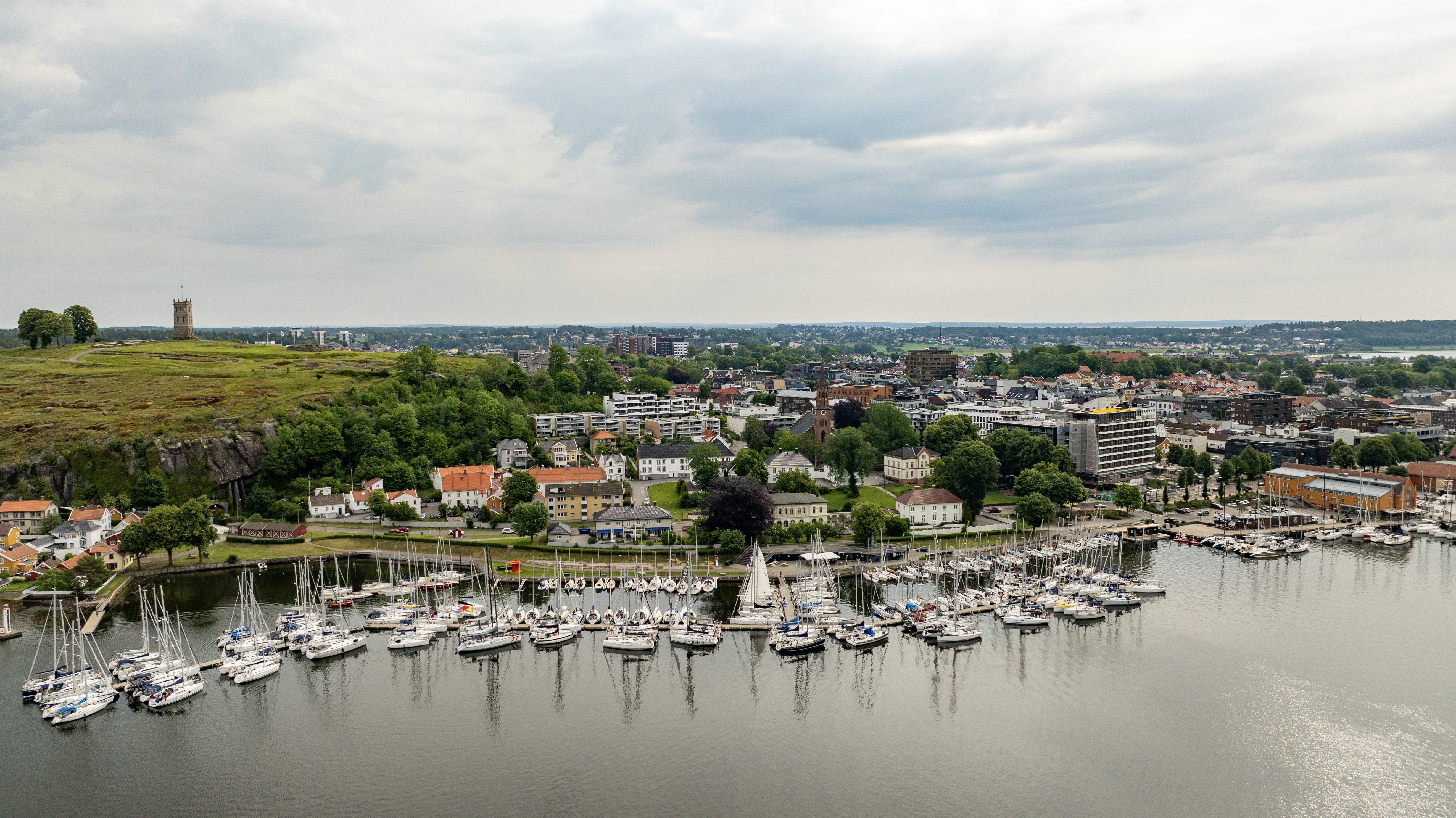 Dronefoto av Slottsfjellet og Tønsberg sentrum tatt under Færder’n