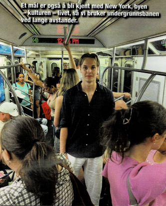 Elev står midt i en undergrunnsbane i New York