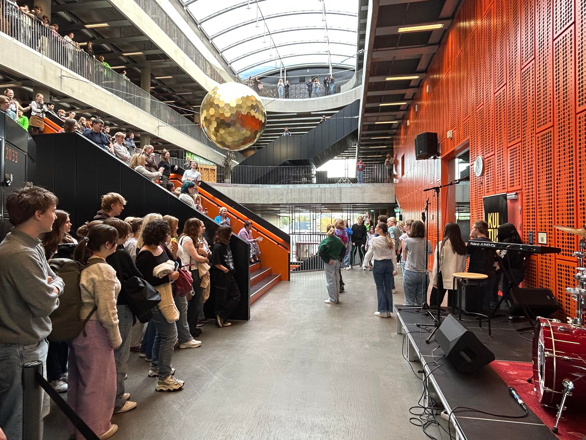 Elever danser foran hele skolen