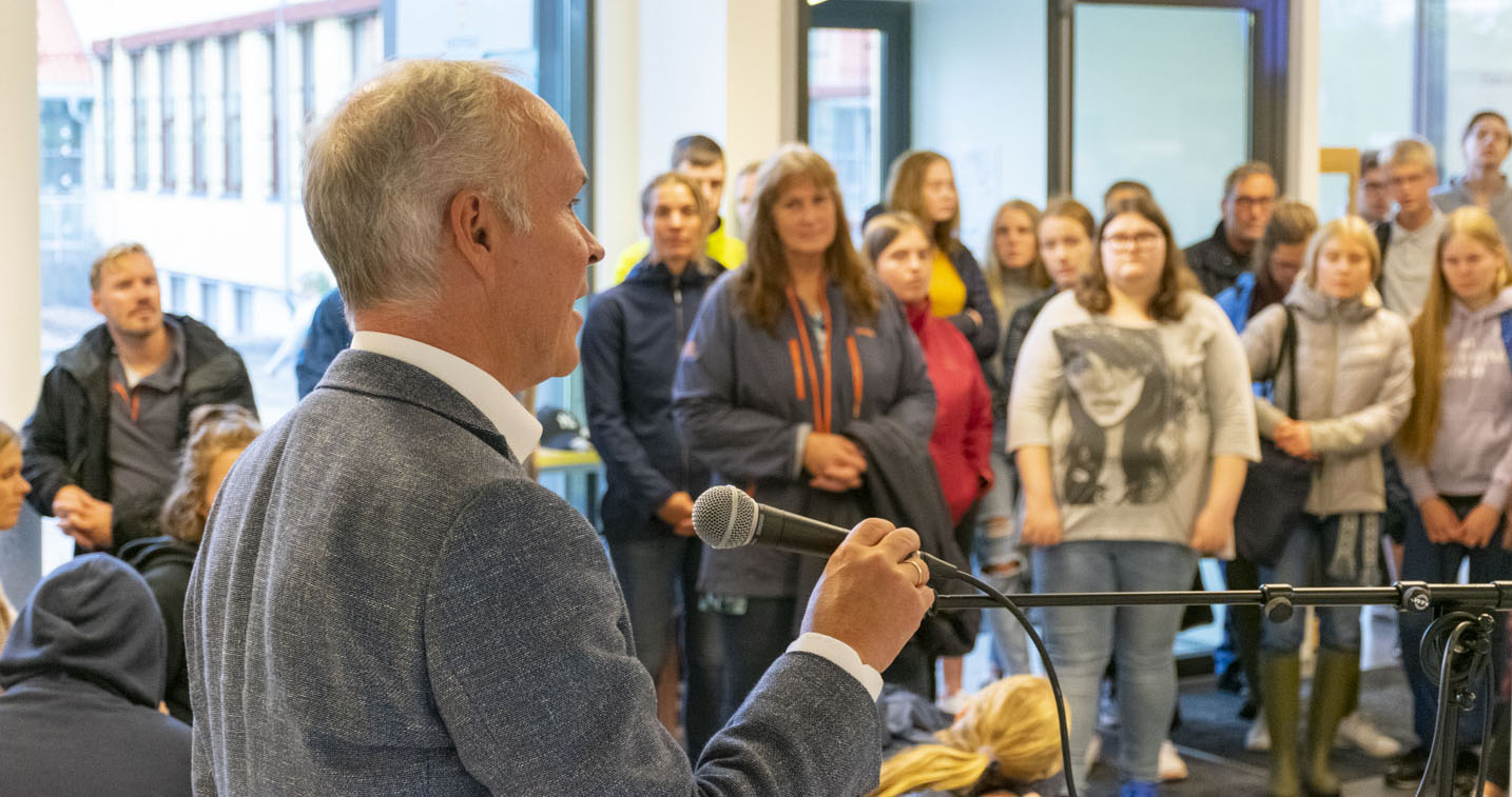 Jan Tore Sanner holder tale, elever lytter