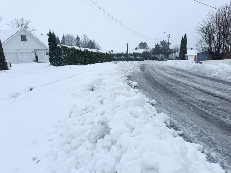 Selv om brøytemannskapene jobber for fullt er det fremdeles vanskelig å komme seg fram på fortau, busstopp og gang-og sykkelveiene.