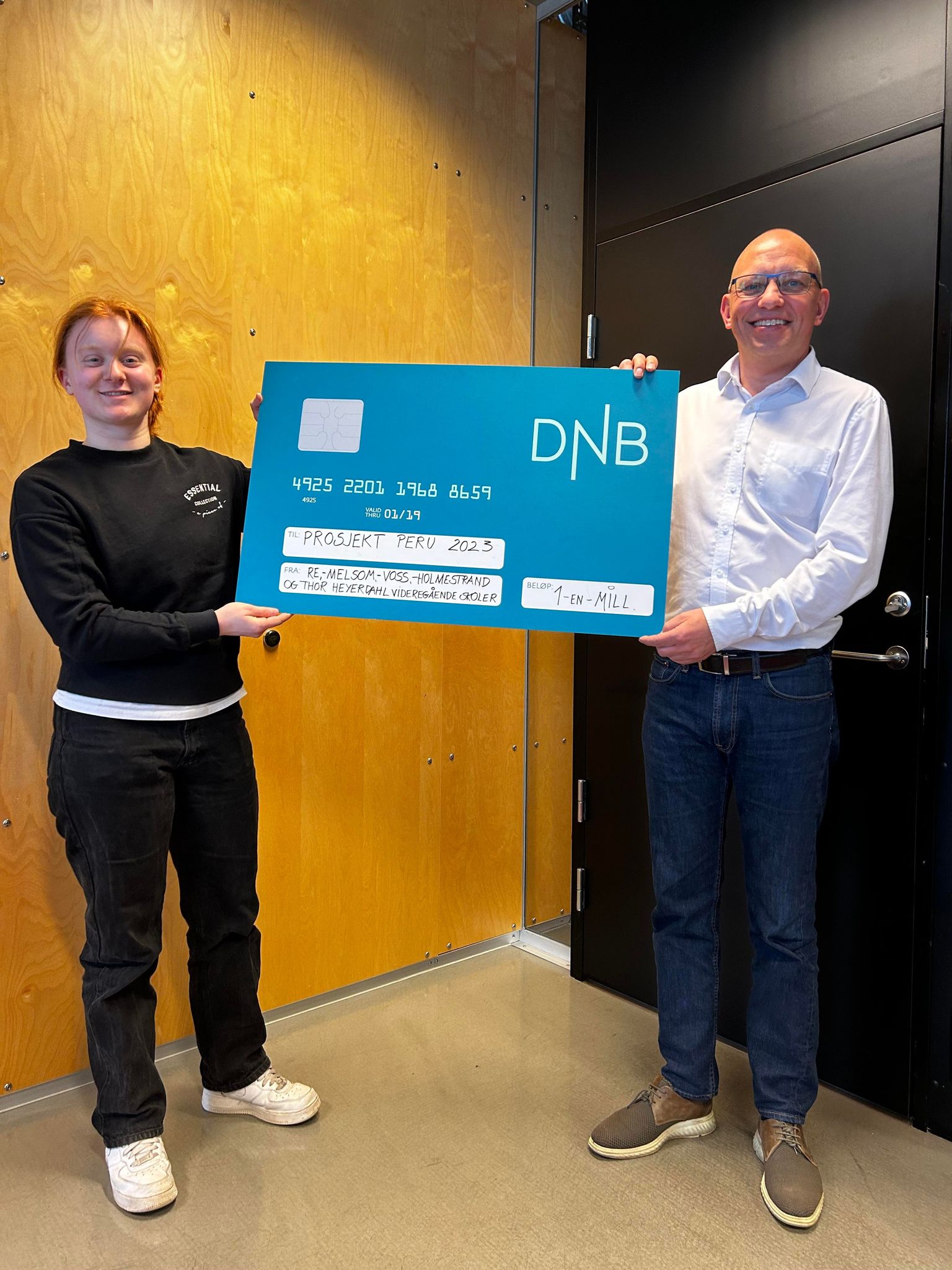 Leder for prosjekt Peru lever en sjekk på 1 million