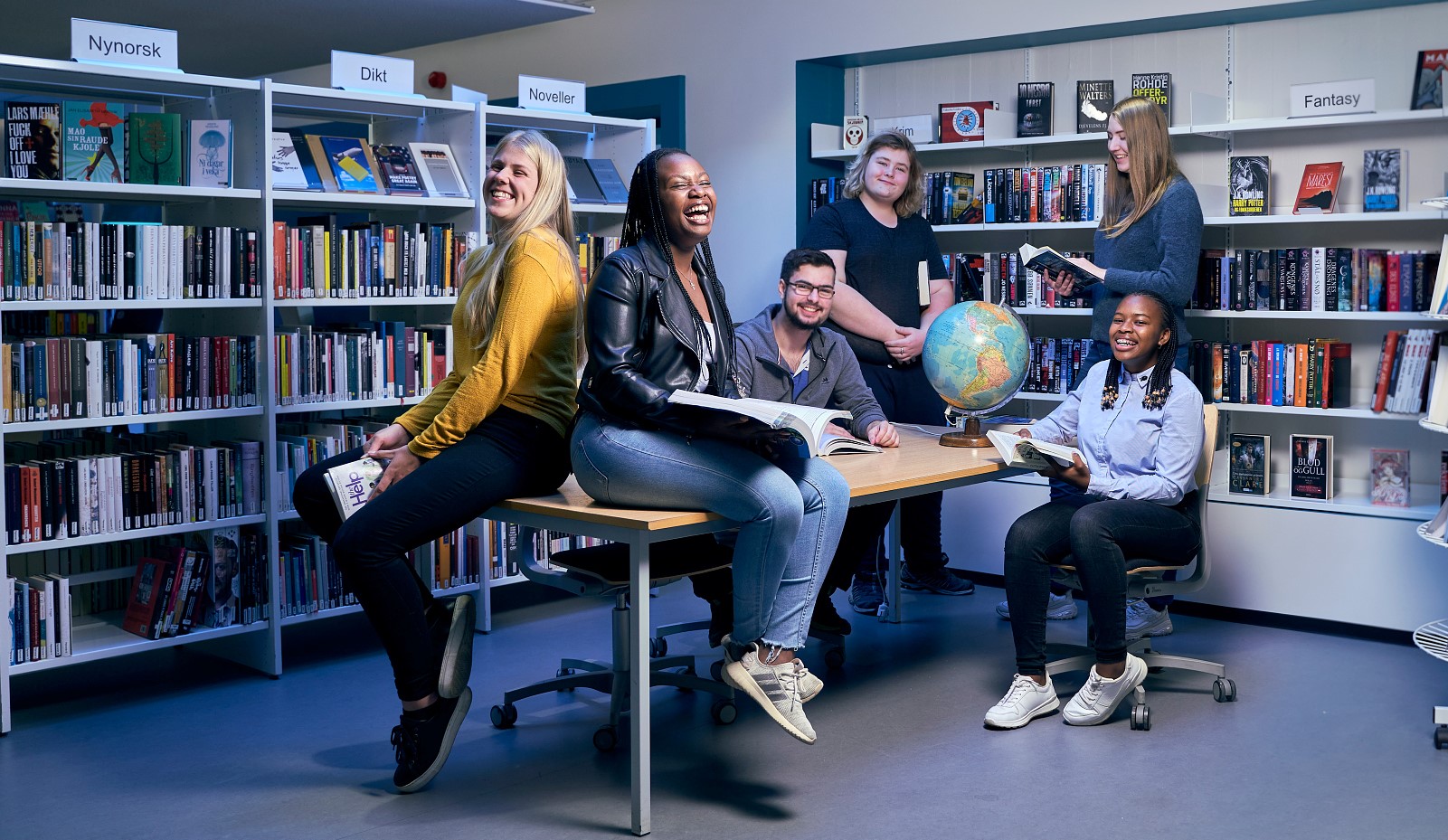 Elever på bibliotek