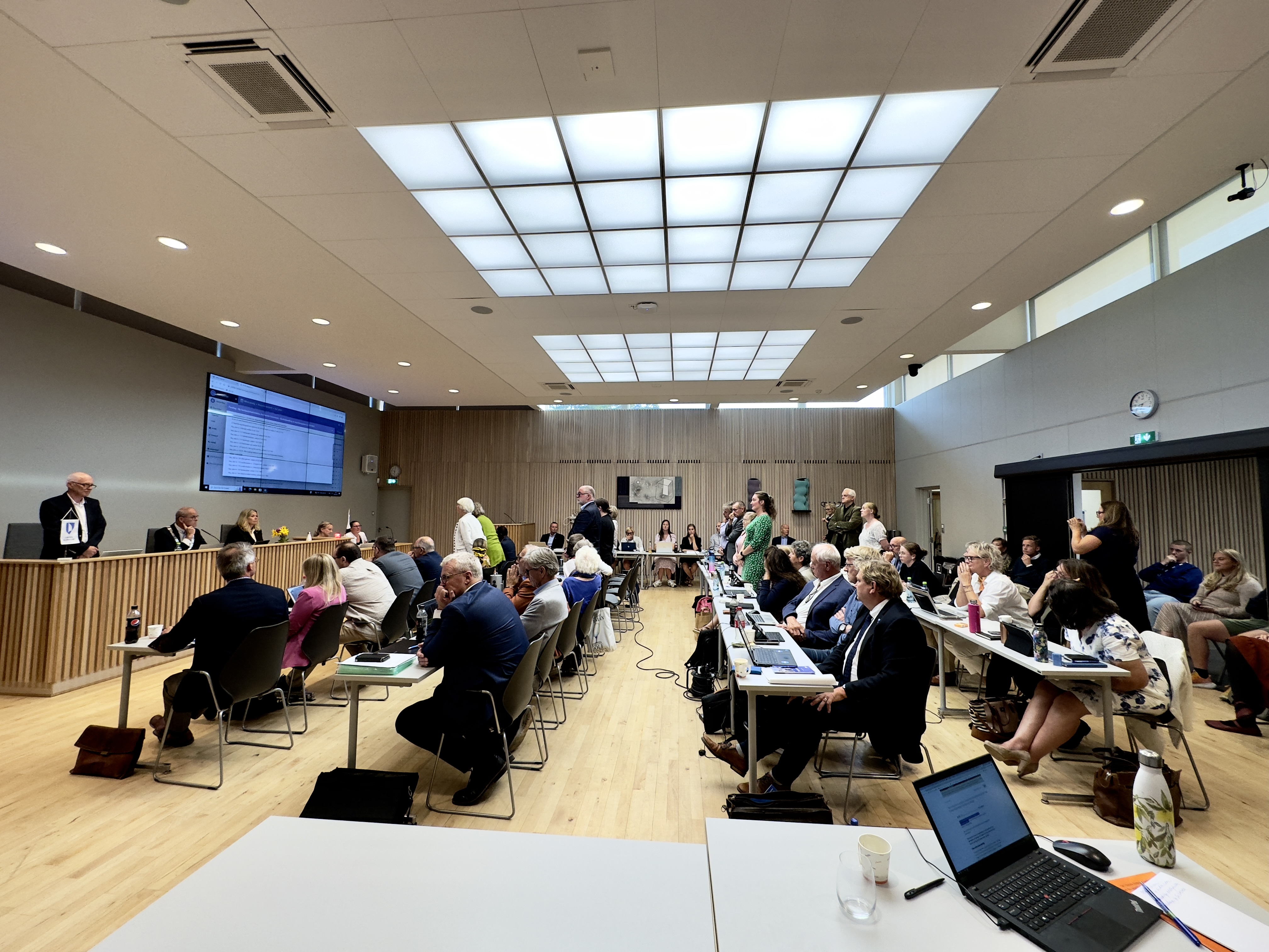 Foto fra møtet der politikerne i Færder kommune stemmer over planene til fastlandsforbindelsen og bonpengefinansiering