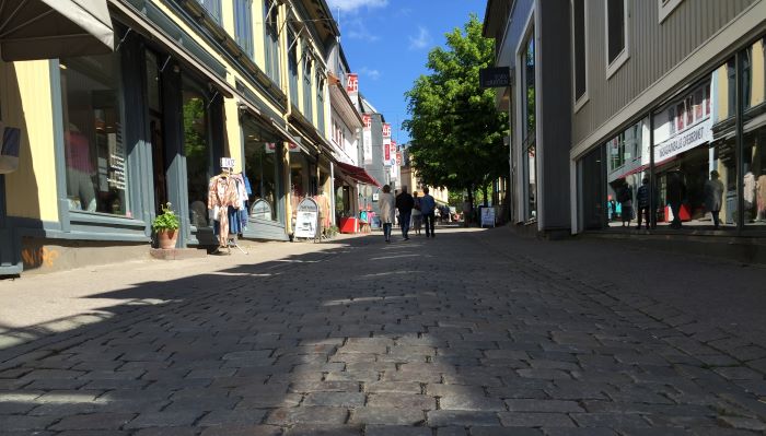 Foto fra gågate i Tønsberg sentrum med brostein og personer