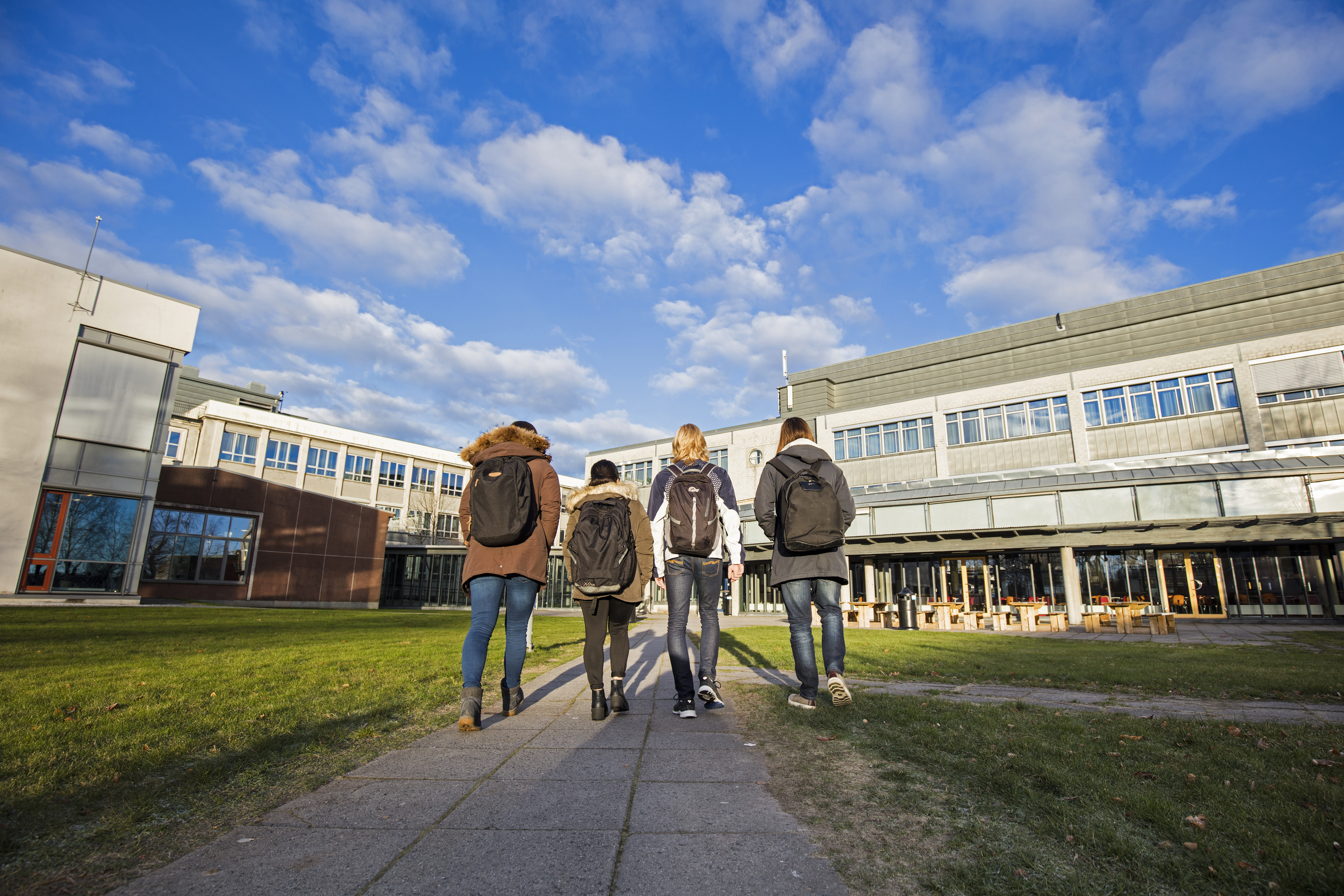 Bilde av elever foran Sandefjord vgs