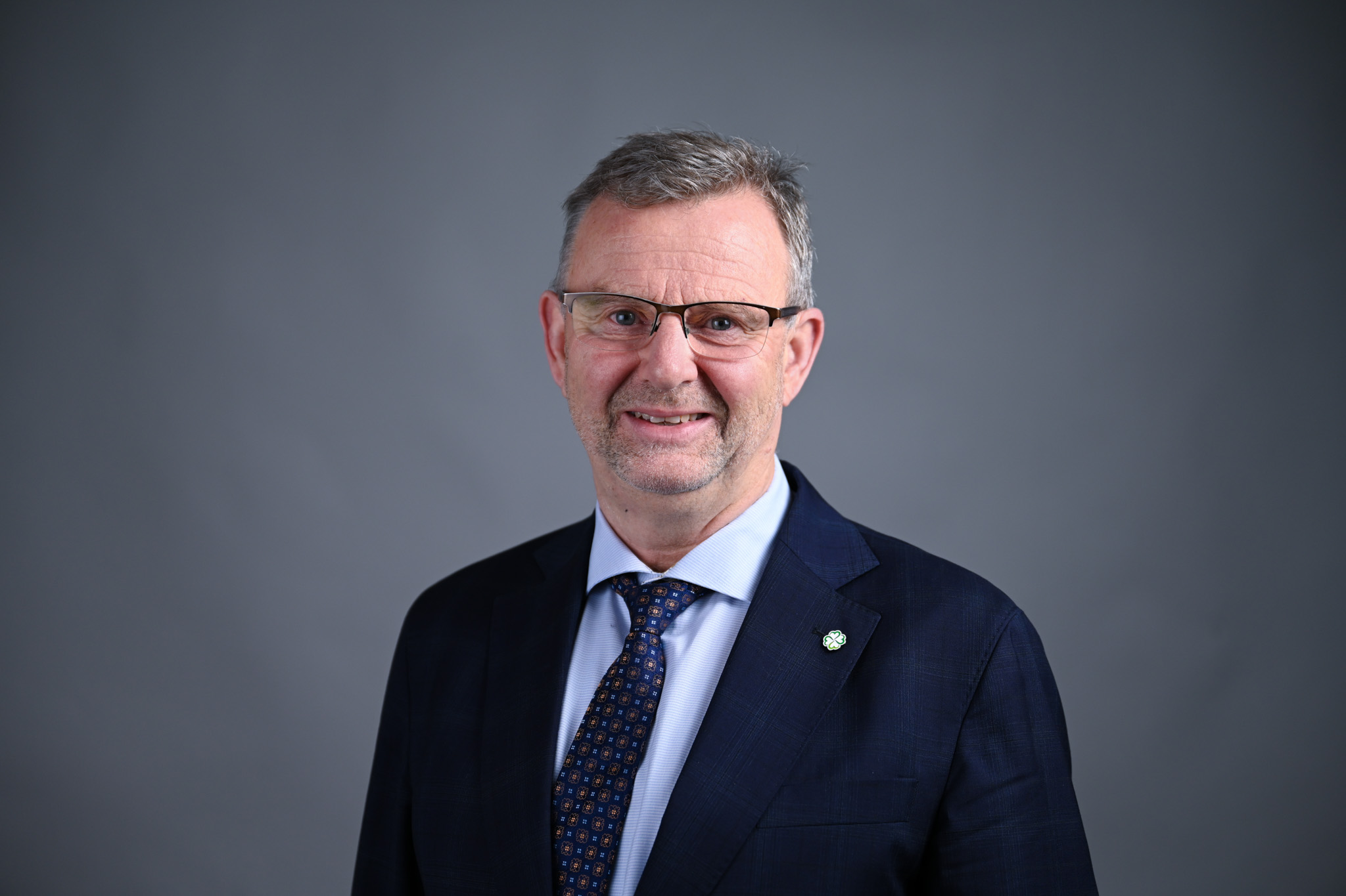 Portrett av mann med grå bakgrunn. Foto: Anders Palmer Holmen