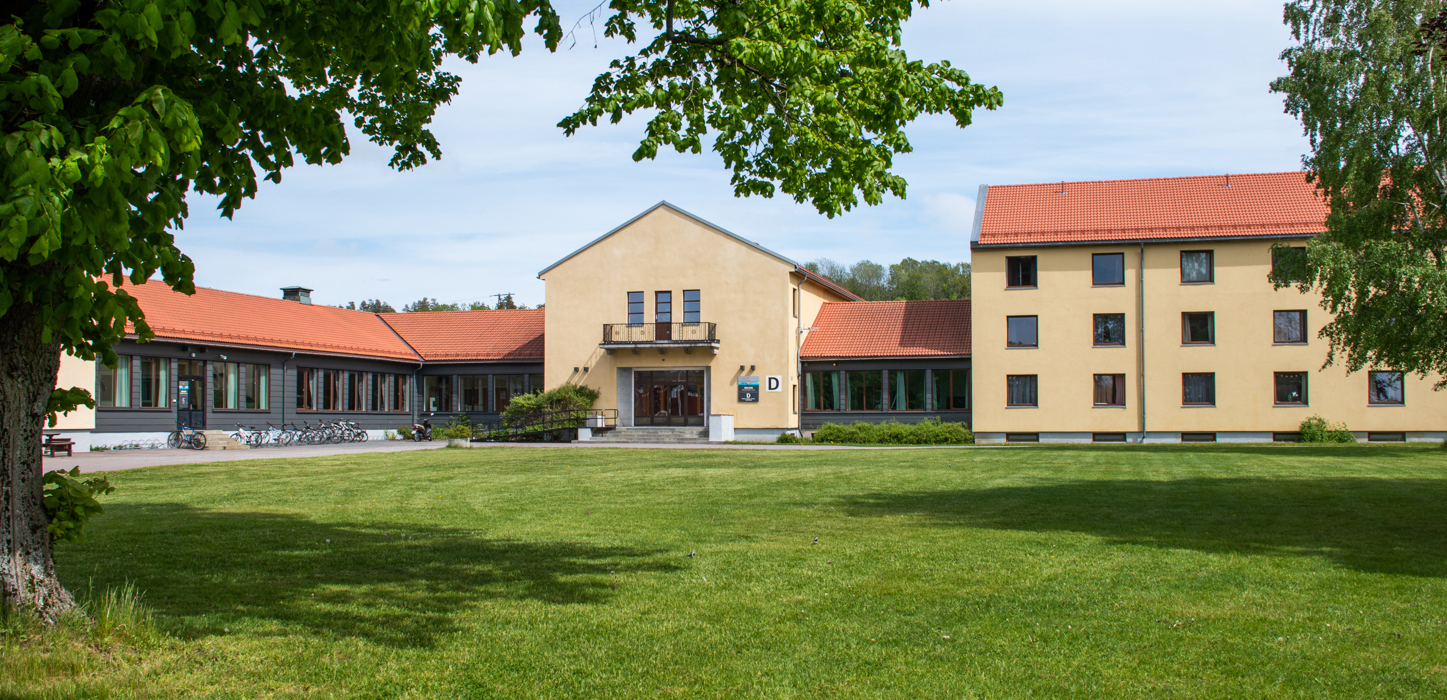 Studentboligen med grønn plen foran