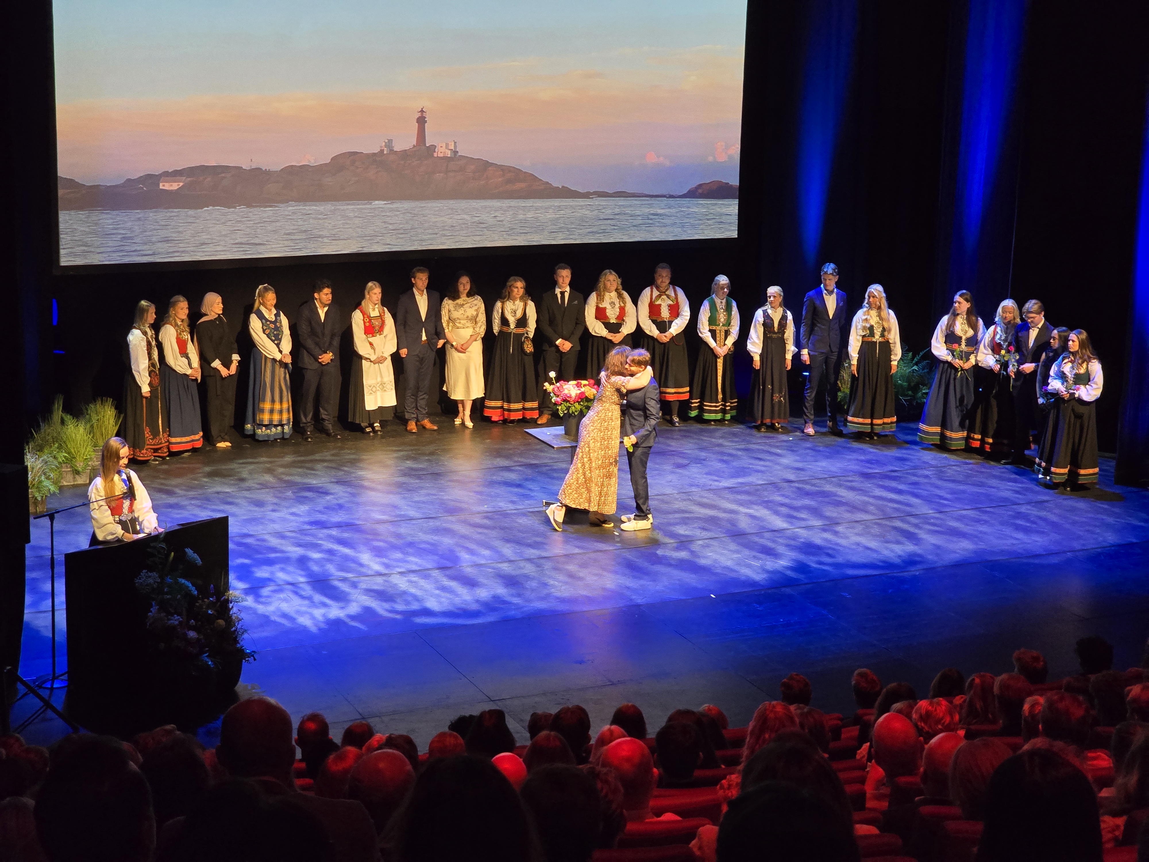 Bilde av elever på scenen.