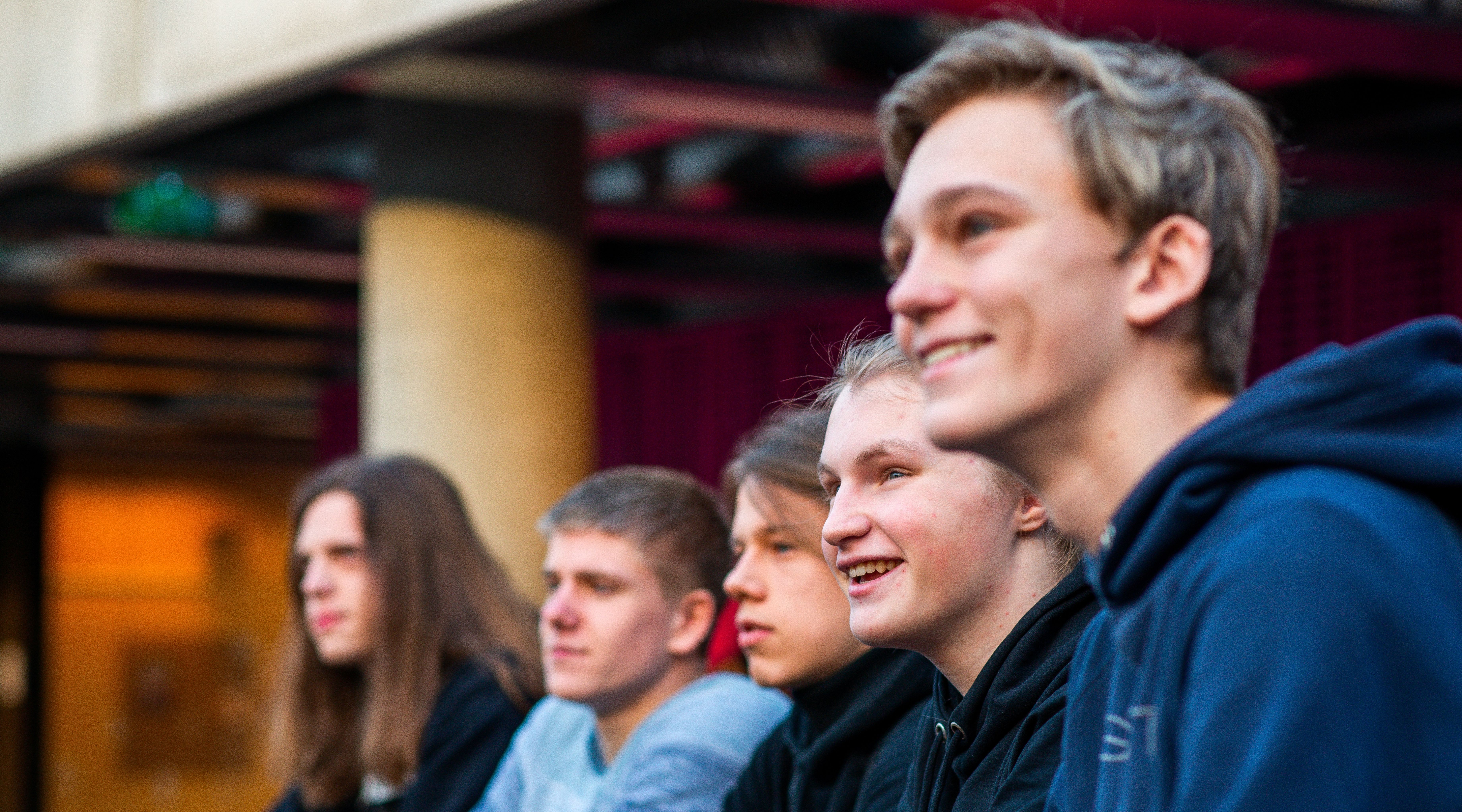 Bilde av fem unge smilende gutter