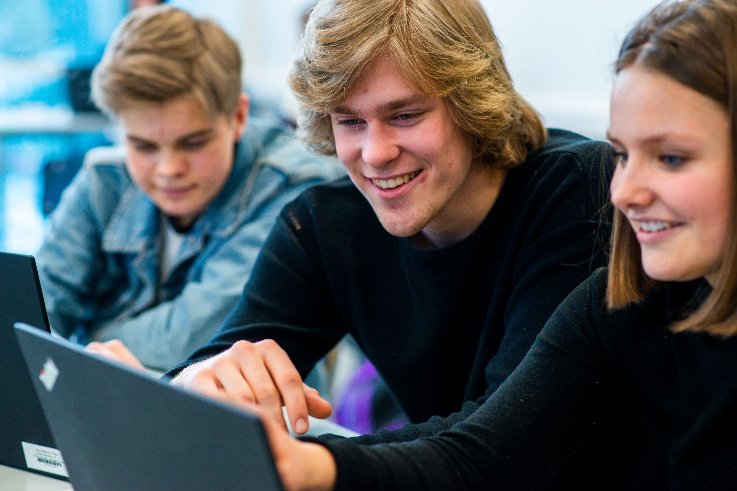 Tre elever foran pc