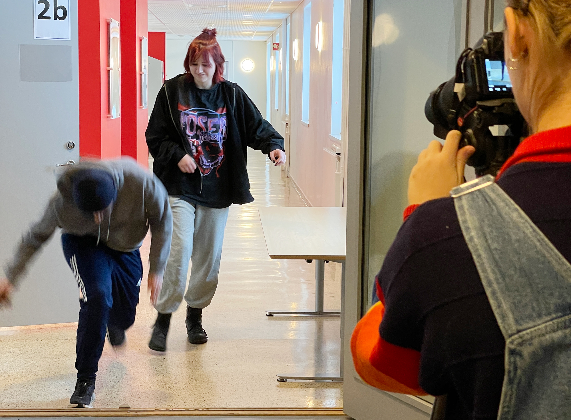 Elever filmer i gangen på skolen