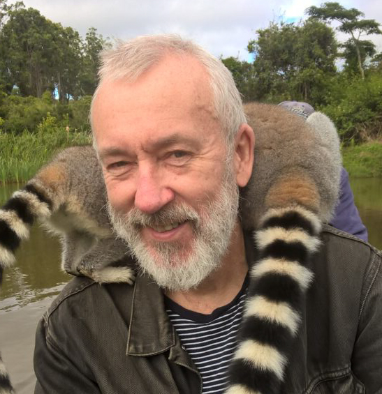 Bilde av forfatter og prisvinner Erik Tunstad, hvor han har to lemurer på skuldrene.